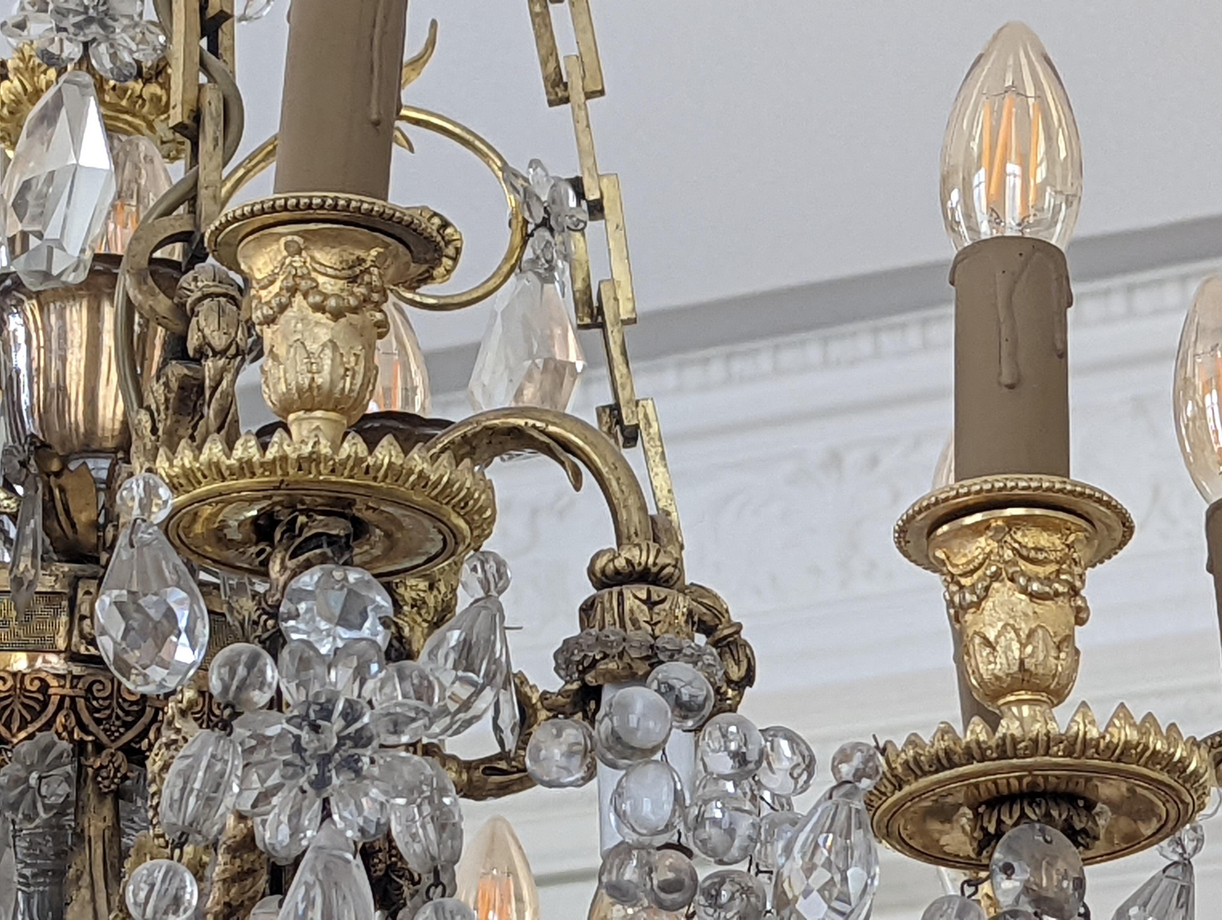 Kronleuchter im Louis-XVI.-Stil aus vergoldeter Bronze und Kristallen, verziert mit Widderköpfen im Angebot 1