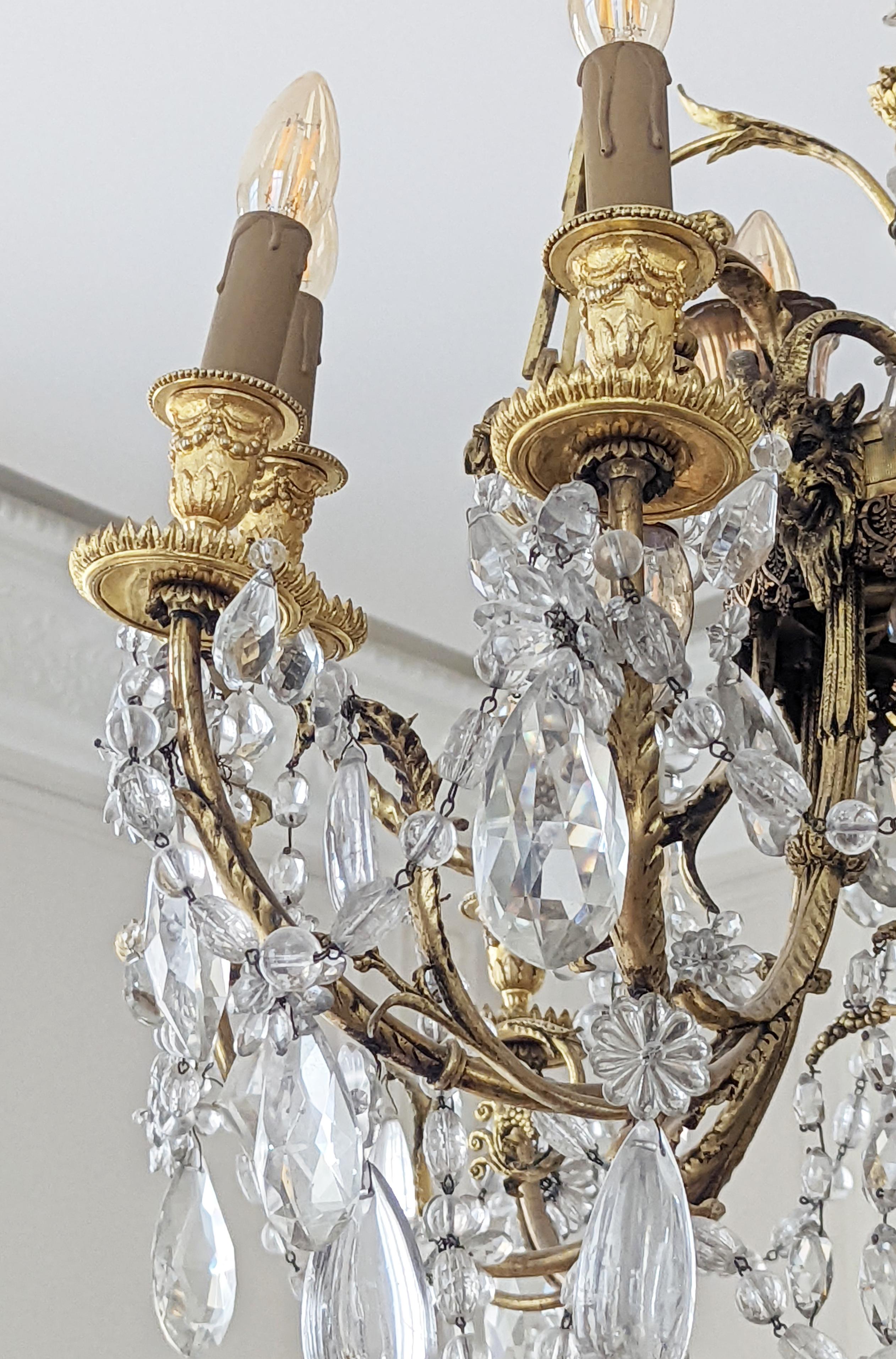 Lampadario in stile Luigi XVI in bronzo dorato e cristalli decorato con teste di arieti in vendita 3