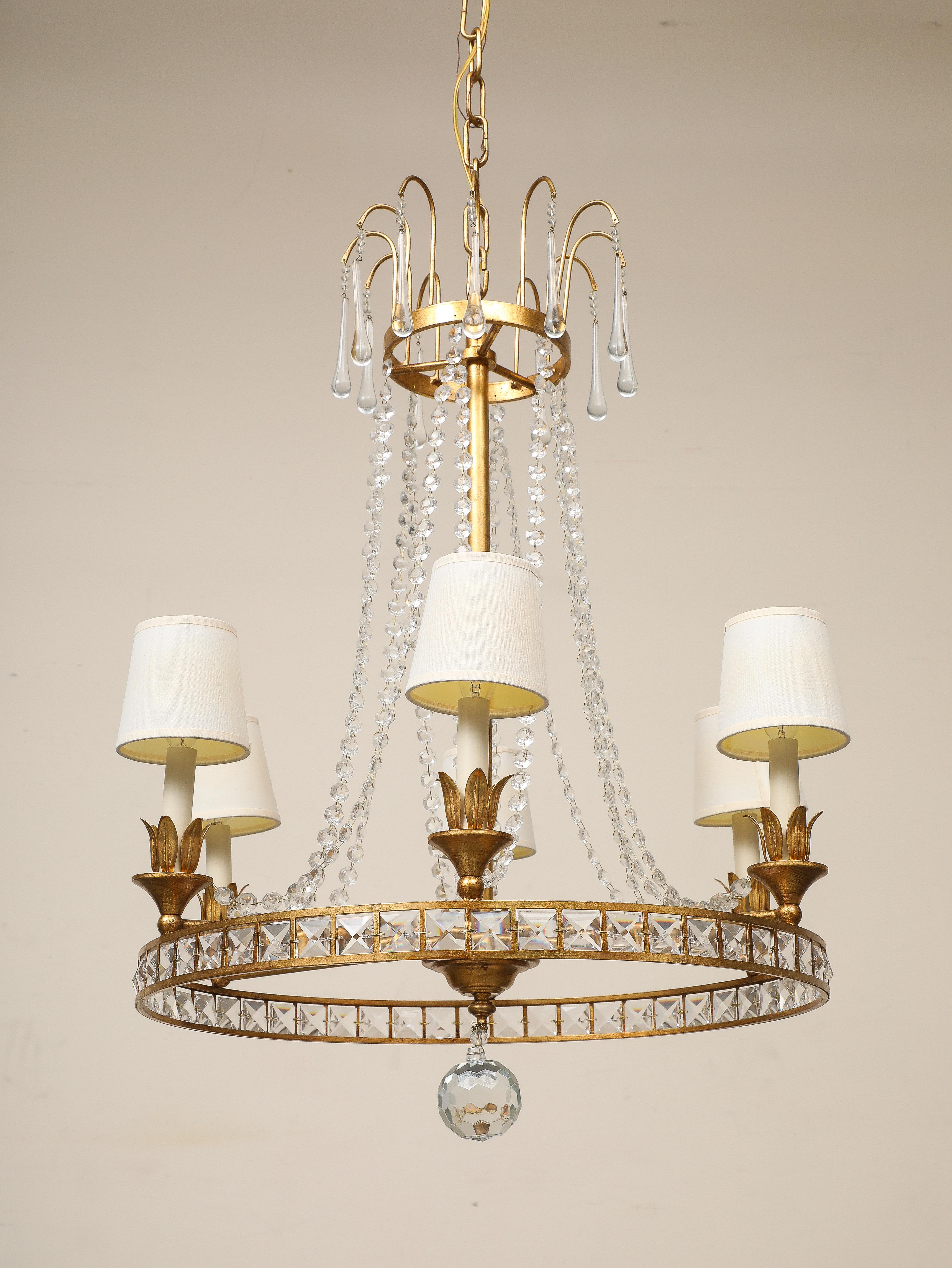 Araña francesa de estilo Luis XVI de finales del siglo XIX, con cuerdas, gotas y adornos de cristal a lo largo de un armazón de hierro dorado. Seis enchufes, cableados para EE.UU. Bombillas candelabro. 

Pantallas de lámpara: 4