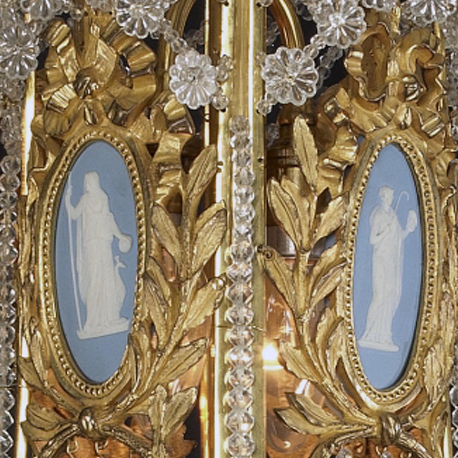 Français Lustre de style Louis XVI avec plaques en porcelaine de style Wedgwood, vers 1900 en vente
