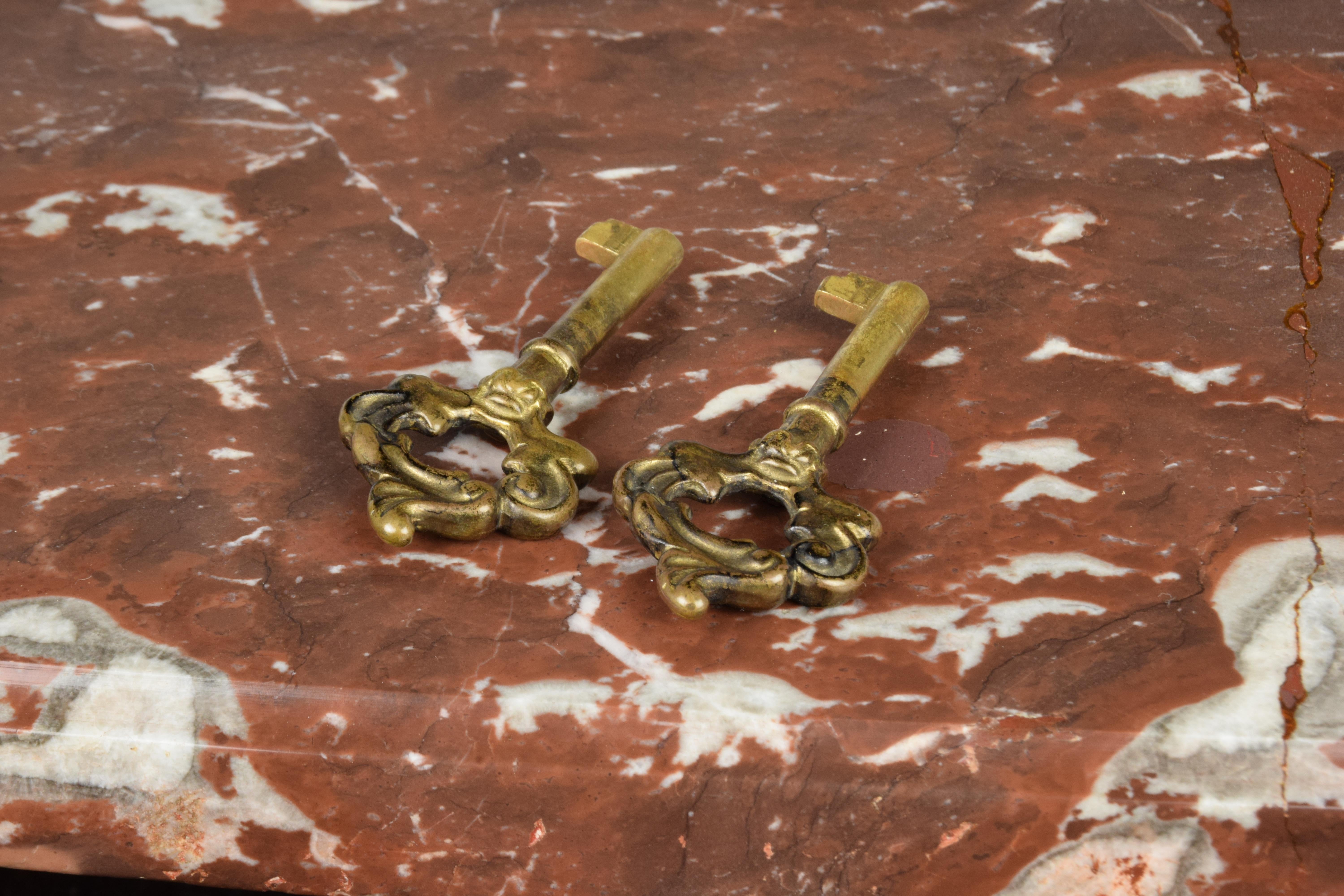 Kommode im Louis-XVI.-Stil aus Rosenholz und rotem französischem Marmor aus dem spätenXIX. Jahrhundert im Angebot 9