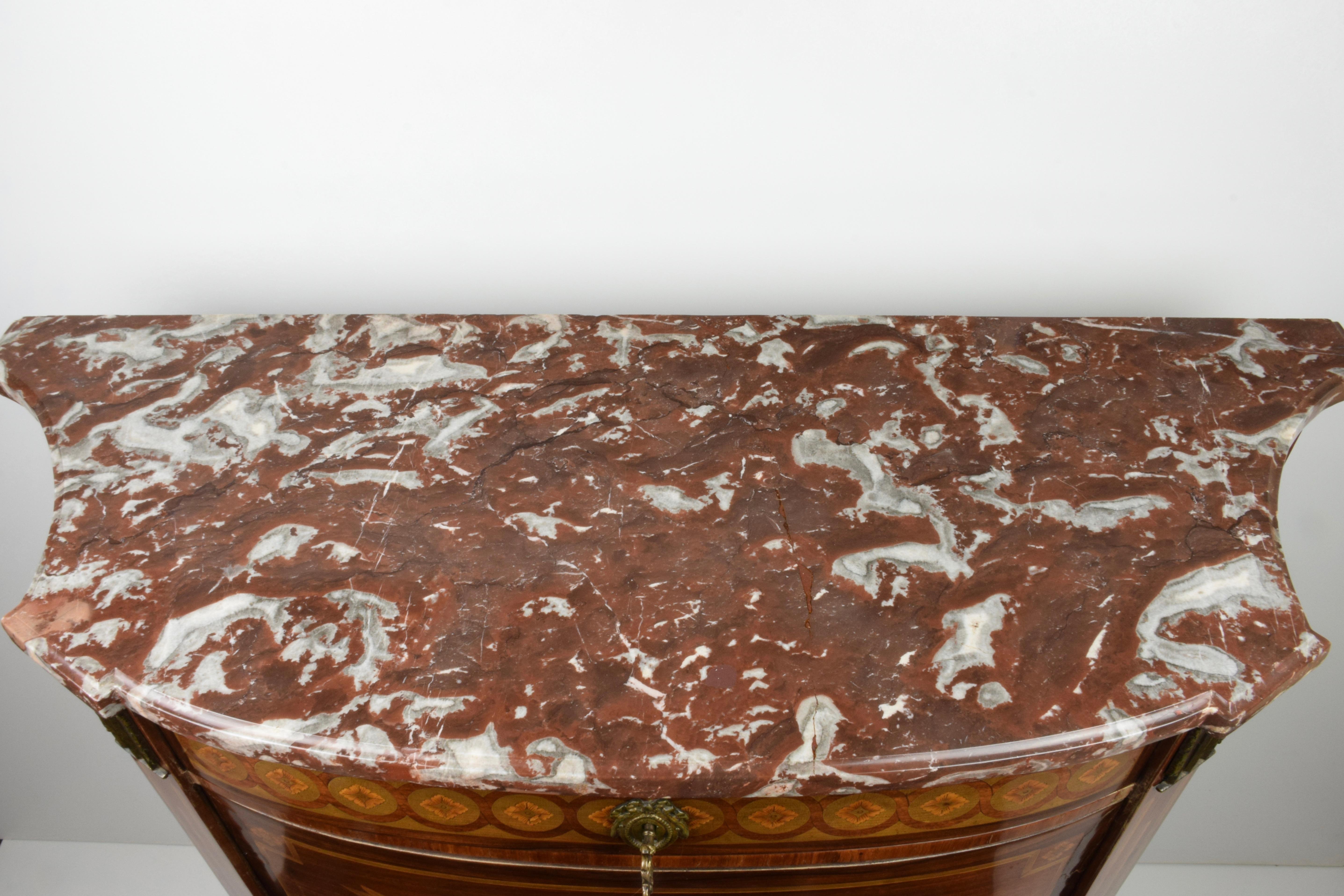 France, second half of the 19th century
Veneered in bois de rose, rosewood, mahogany, maple
Red of France marble top
Dimensions: L 104 x D 39.5 x H 89 cm
Good conditions.