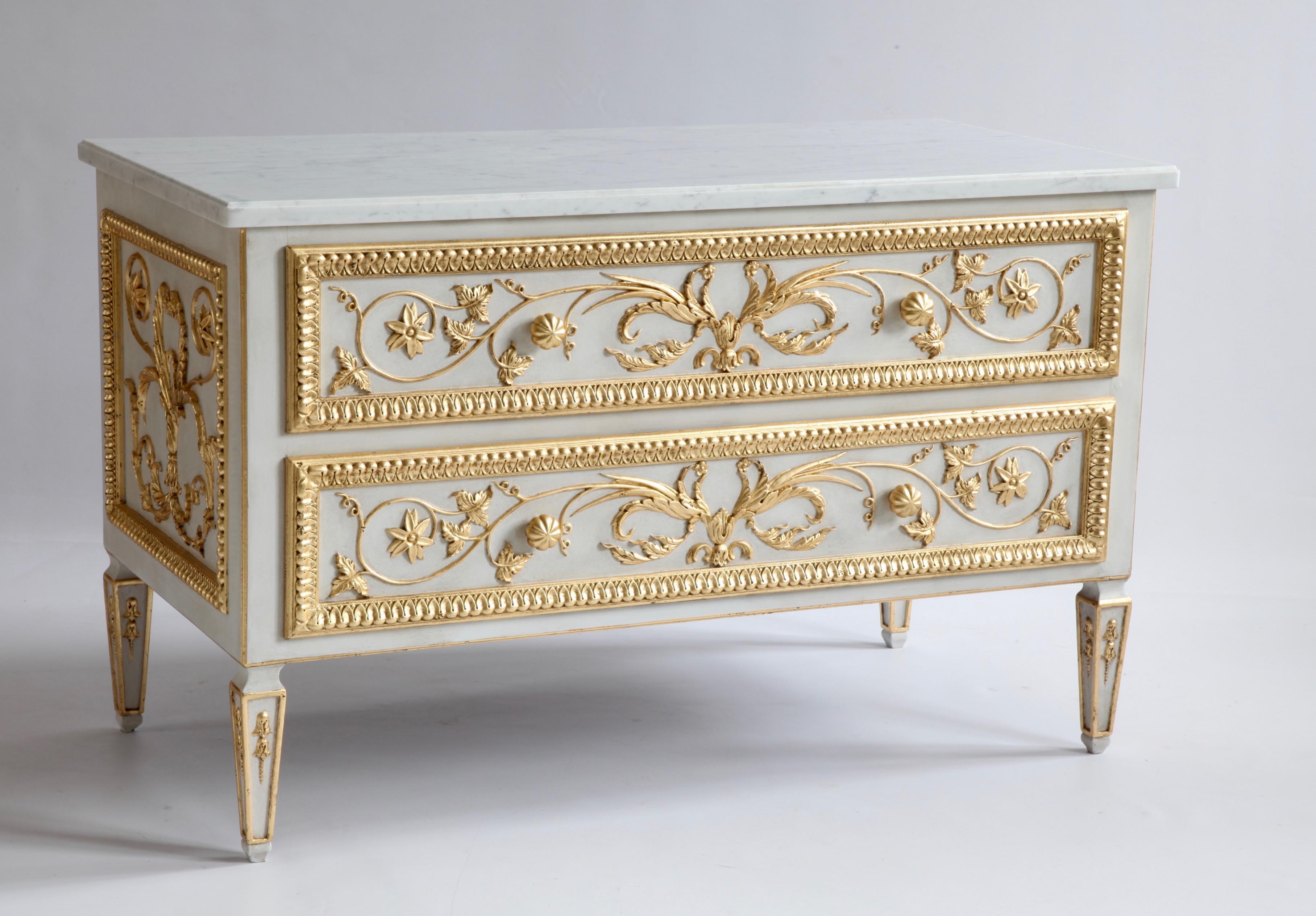 Louis XVI style commode / chest of drawers.
Hand carved in solid wood, painted in lime white with gold highlights.
With a 30mm honed Carrara marble top.
Very fine carving all around.