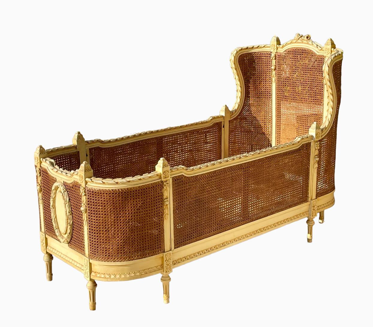 Seltenes und prächtiges Kinderbett aus doppeltem Kantholz und beige lackiertem Holz im Louis XVI-Stil. Im 19. Jahrhundert wurden nur sehr wenige Kinderbetten in diesem Stil hergestellt, so dass es sich um ein seltenes Modell handelt. Dieses Bett ist