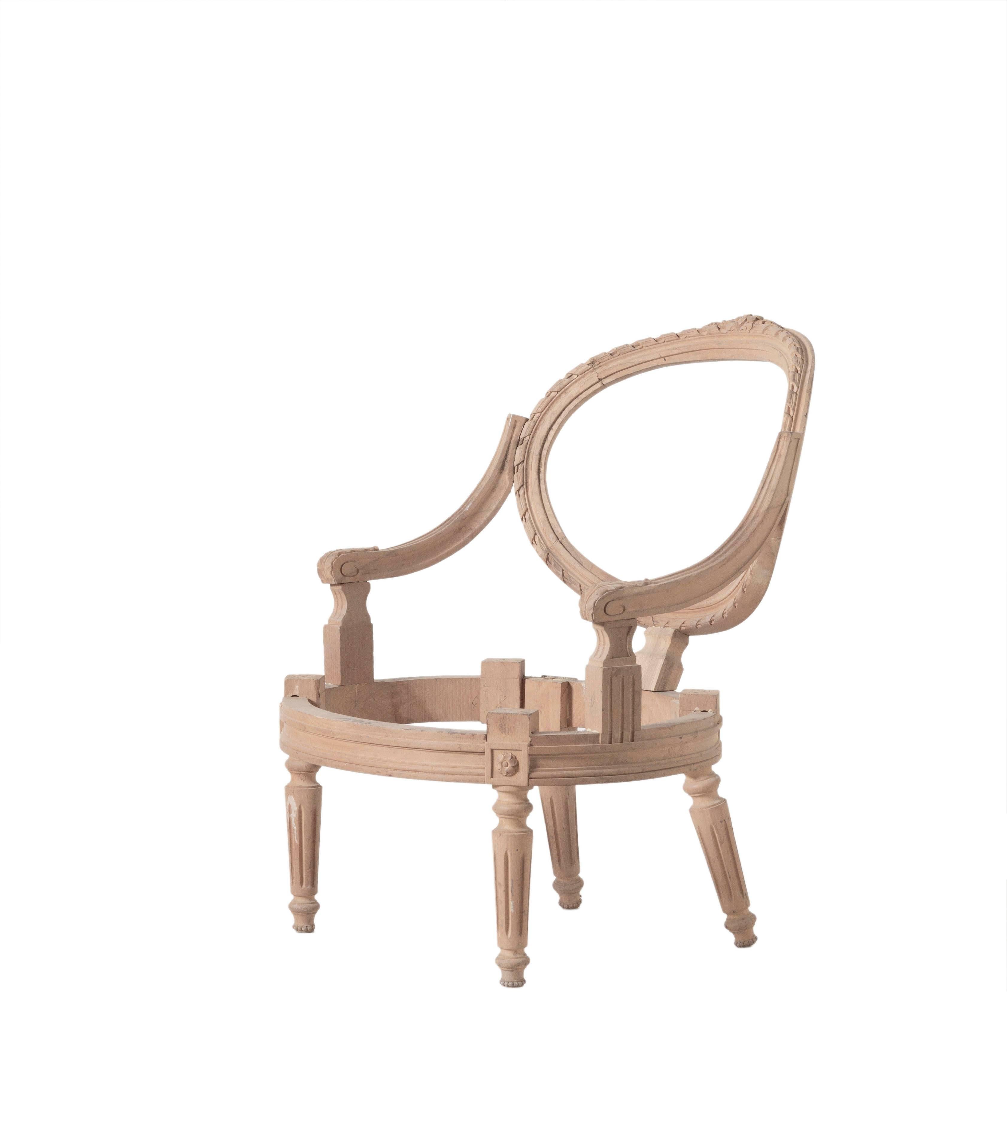 Louis XVI style child’s bregere hand-carved Italian chair in beechwood
Unfinished raw wood
Size: 26.25