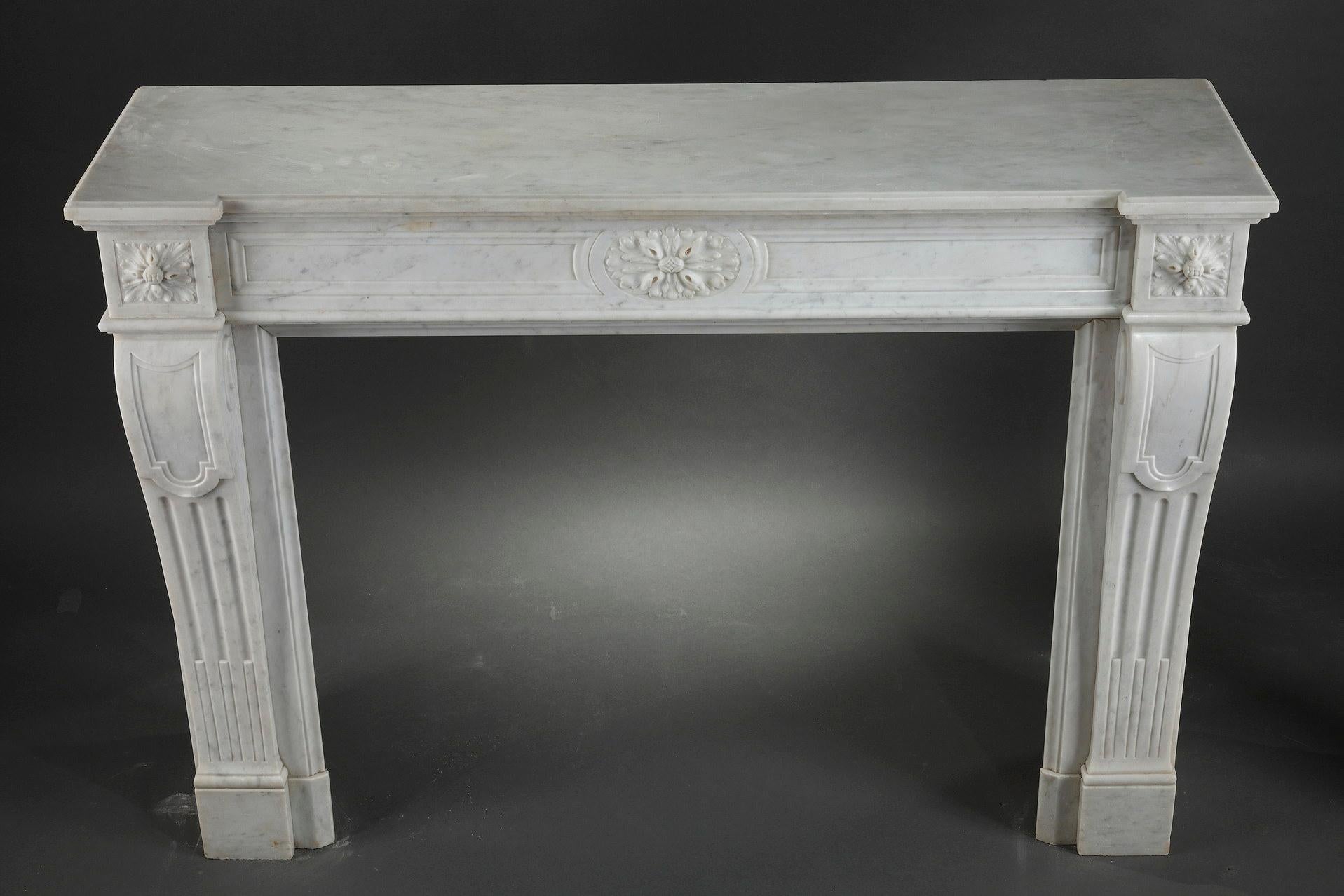 Beautiful Louis XVI-inspired chimney mantelpiece, made in white 