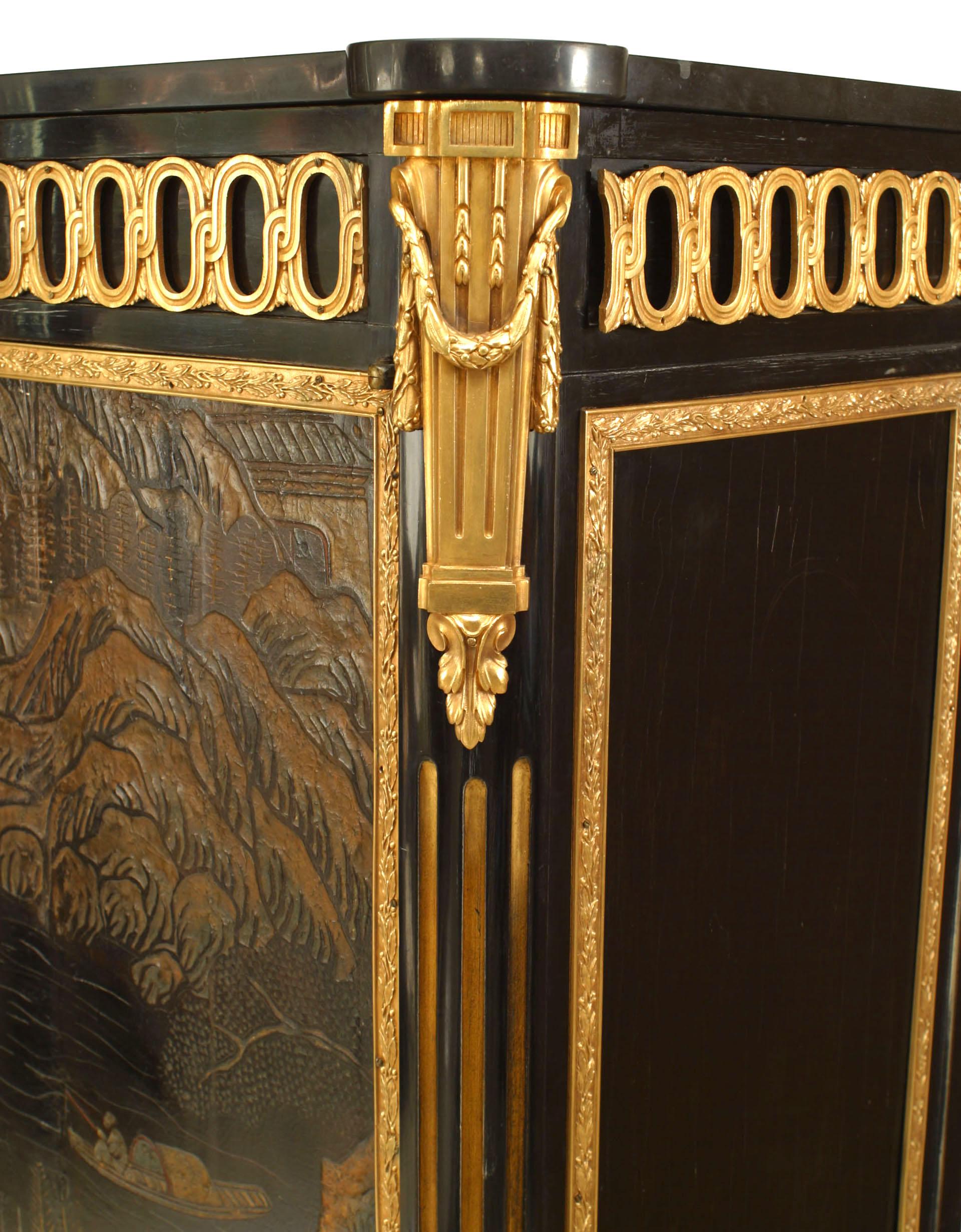 XIX secolo Cabinet Chinoiserie francese in stile Luigi XVI con finiture in bronzo dorato in vendita
