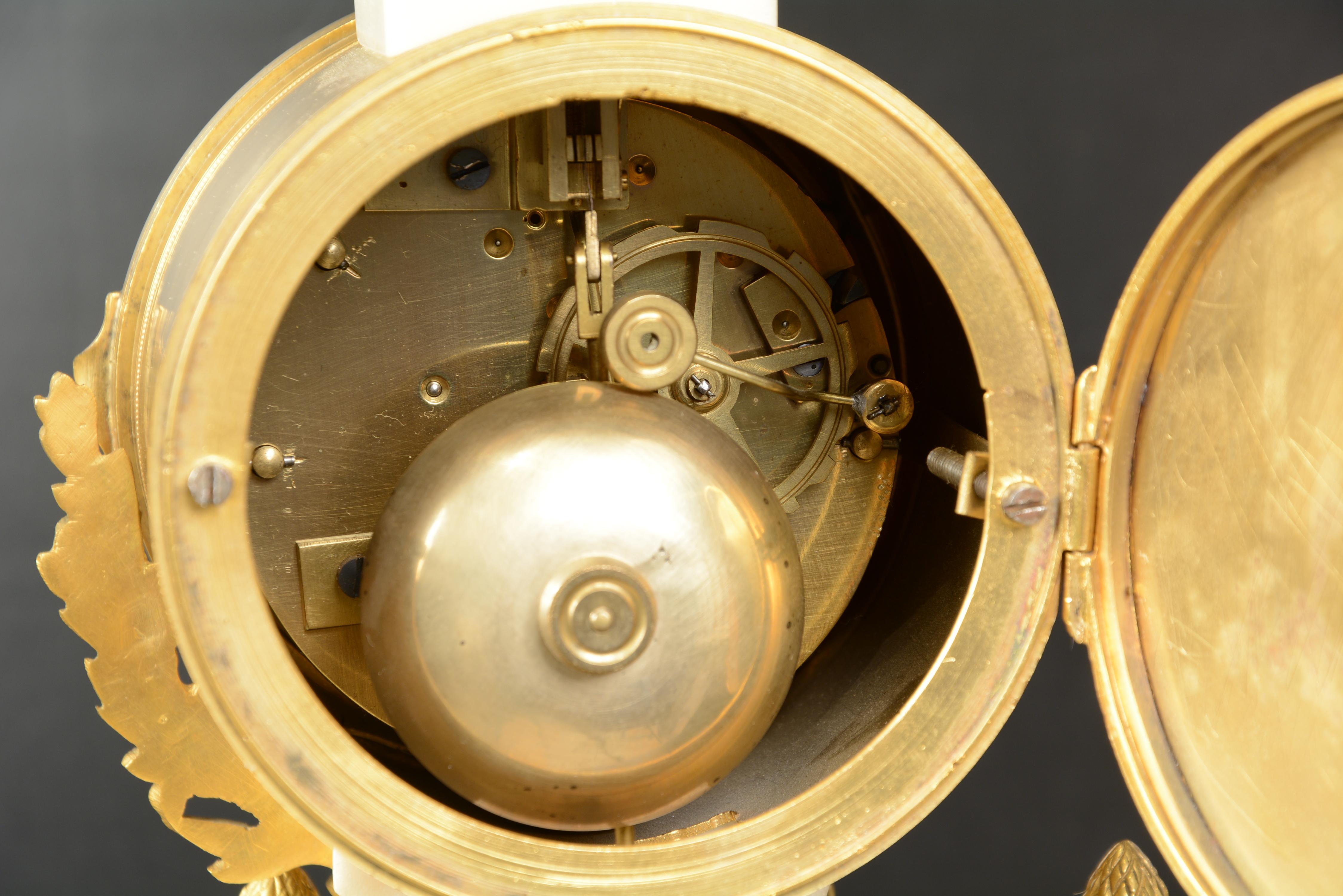 Uhrengarnitur im Louis-XVI.-Stil, vergoldeter Bronzemarmor, 19. Jahrhundert (Französisch) im Angebot