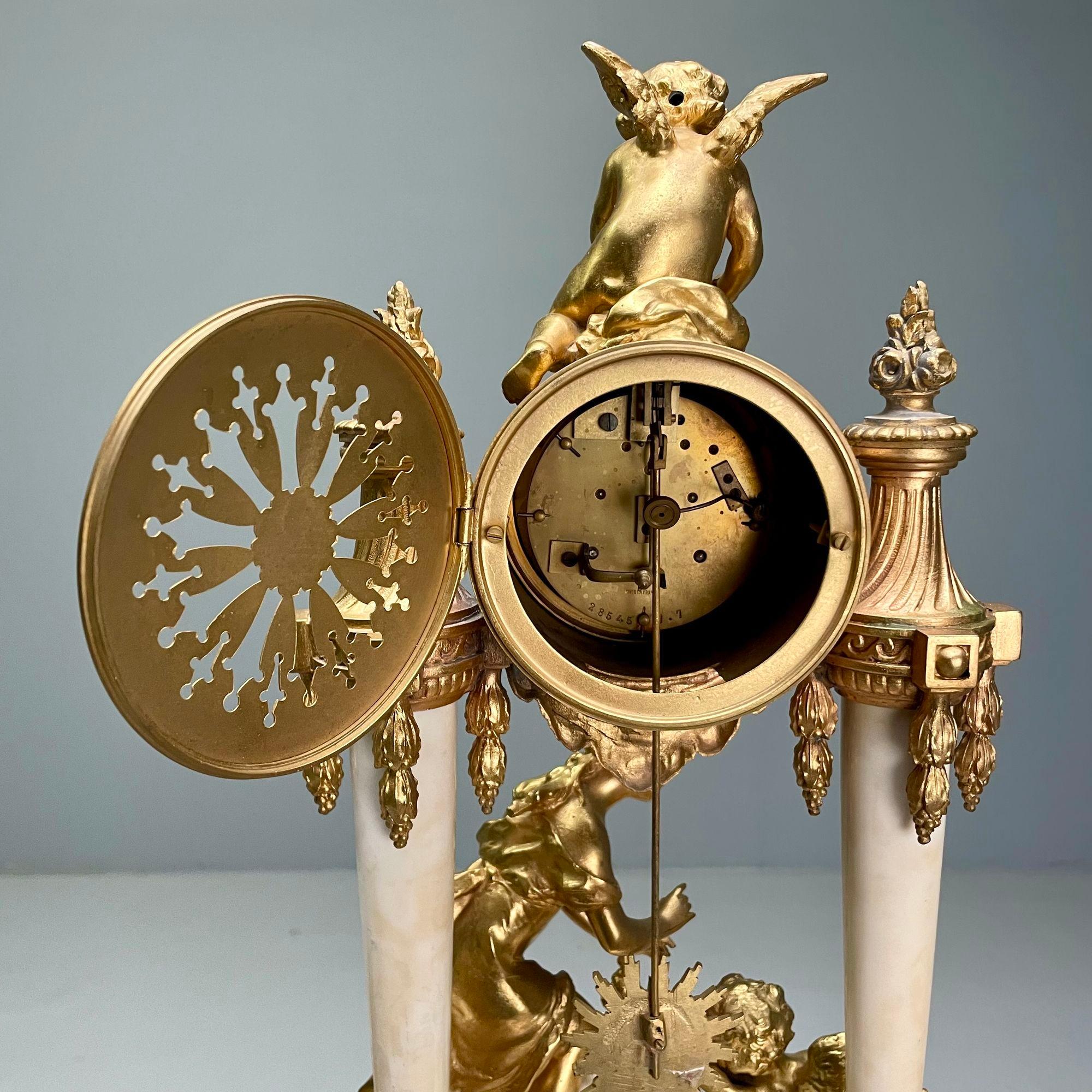 Garniture d'horloge de style Louis XVI, bronze doré et marbre, France, années 1920 en vente 4