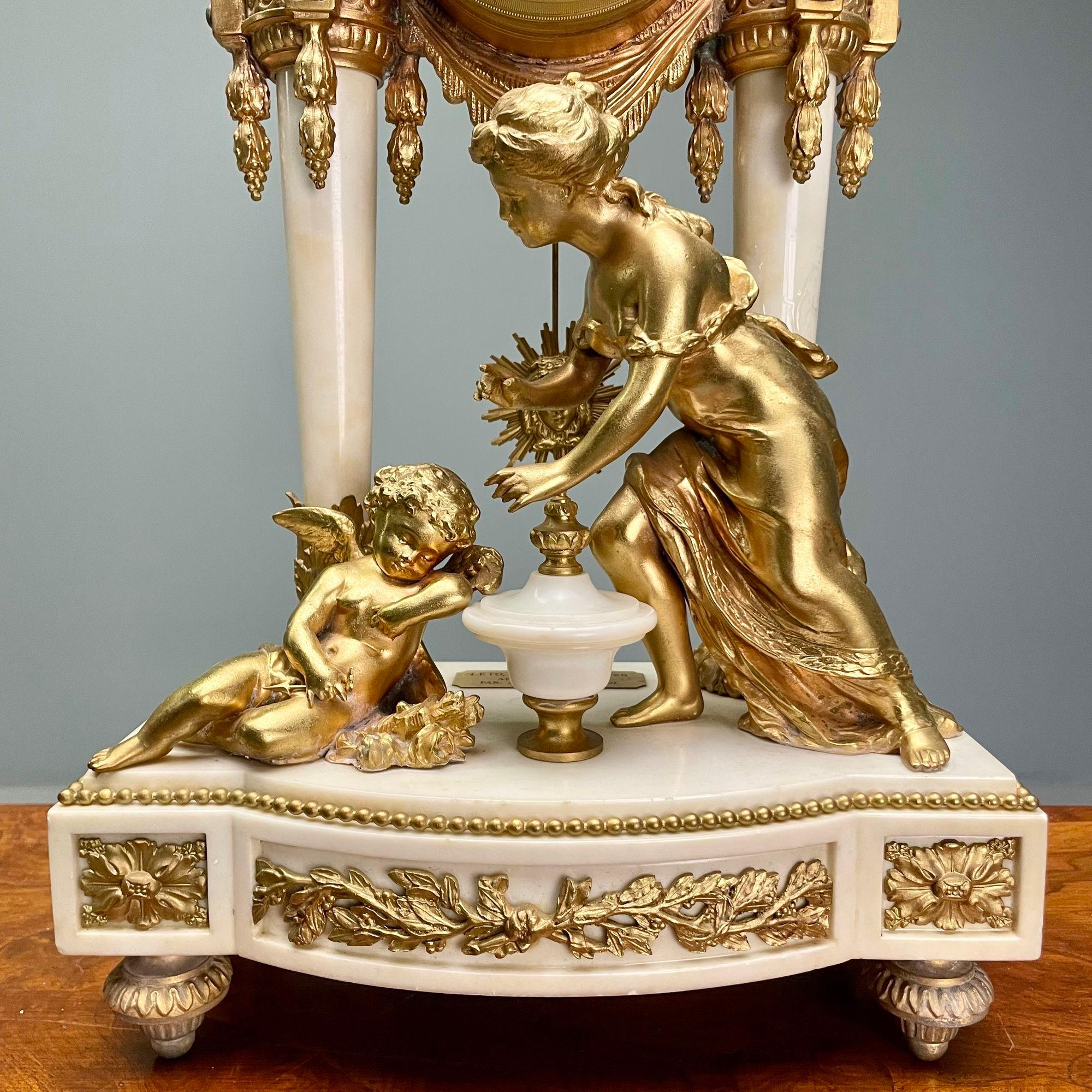 Garniture d'horloge de style Louis XVI, bronze doré et marbre, France, années 1920 en vente 5