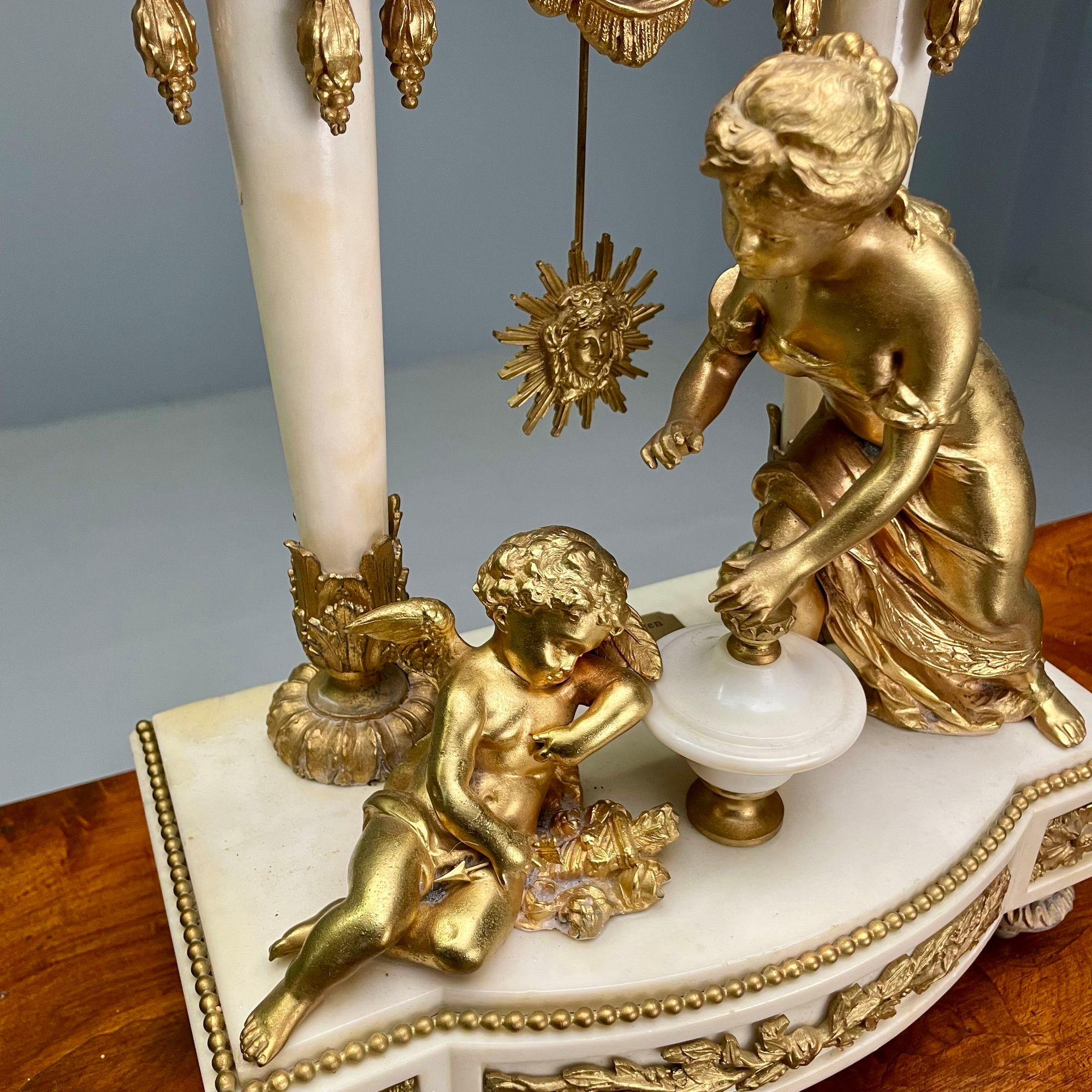 Garniture d'horloge de style Louis XVI, bronze doré et marbre, France, années 1920 en vente 6