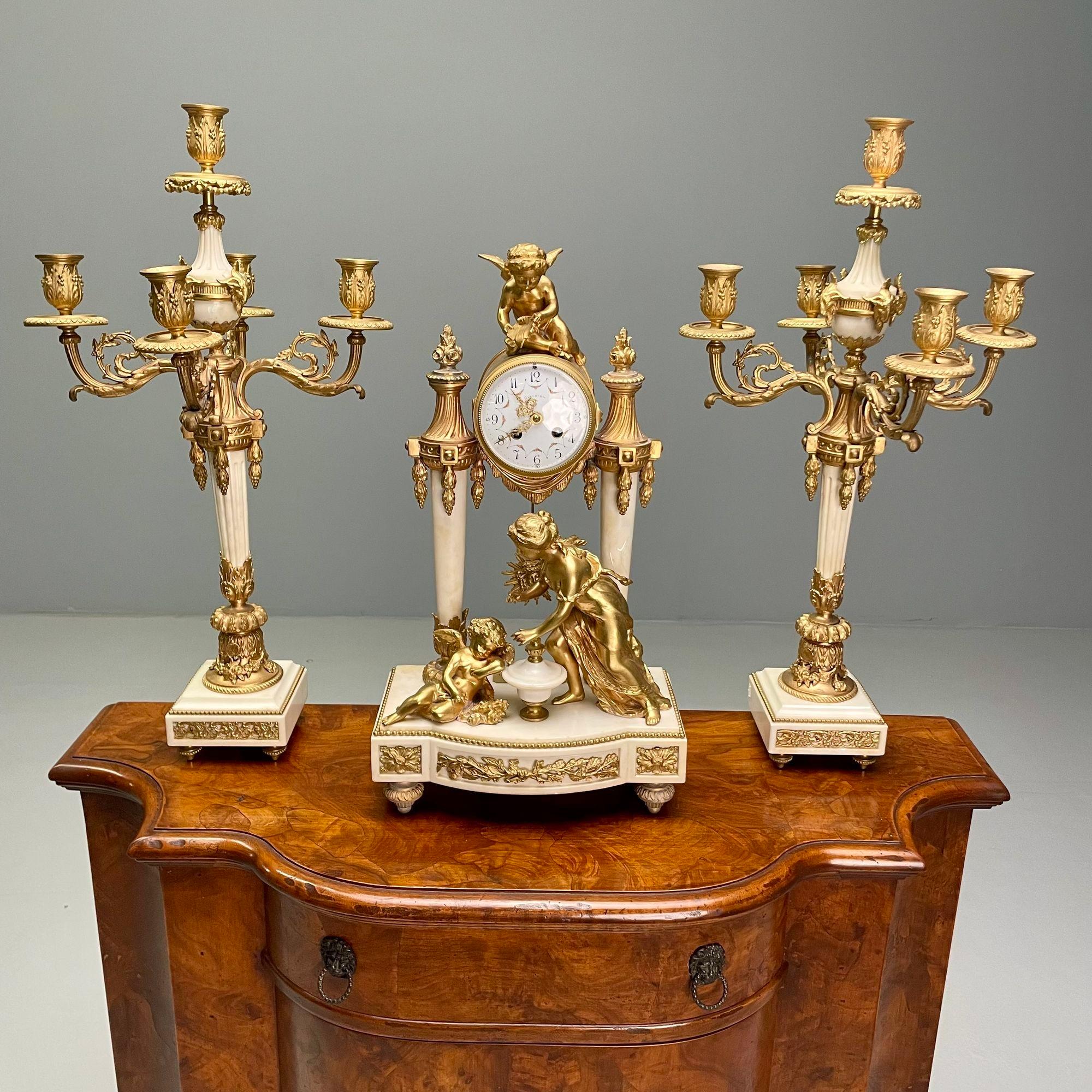 Français Garniture d'horloge de style Louis XVI, bronze doré et marbre, France, années 1920 en vente