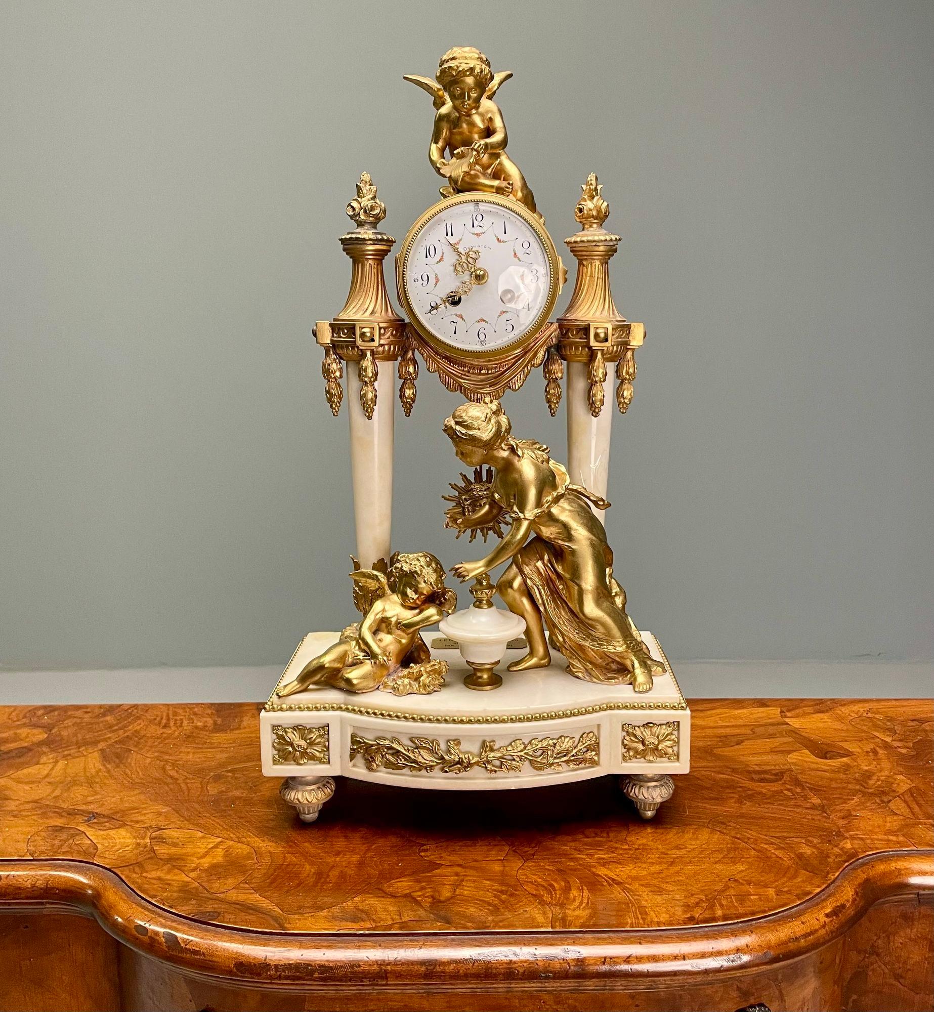 Garniture d'horloge de style Louis XVI, bronze doré et marbre, France, années 1920 Bon état - En vente à Manhasset, NY
