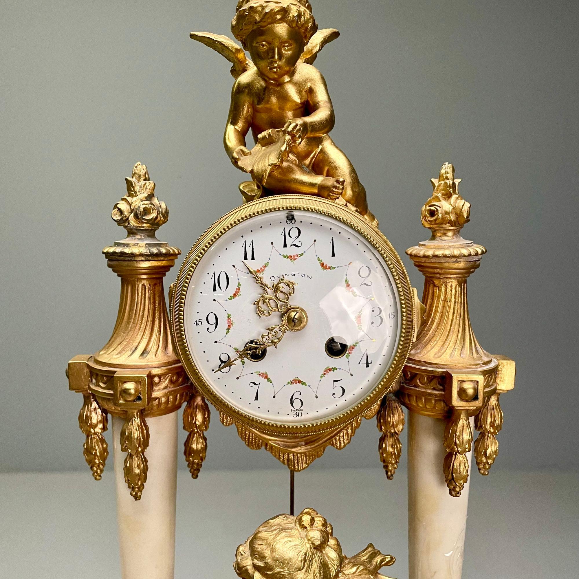 Début du 20ème siècle Garniture d'horloge de style Louis XVI, bronze doré et marbre, France, années 1920 en vente