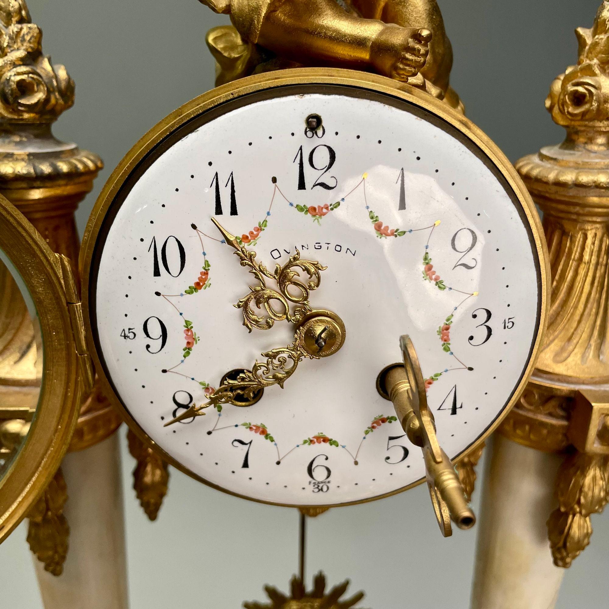 Garniture d'horloge de style Louis XVI, bronze doré et marbre, France, années 1920 en vente 2