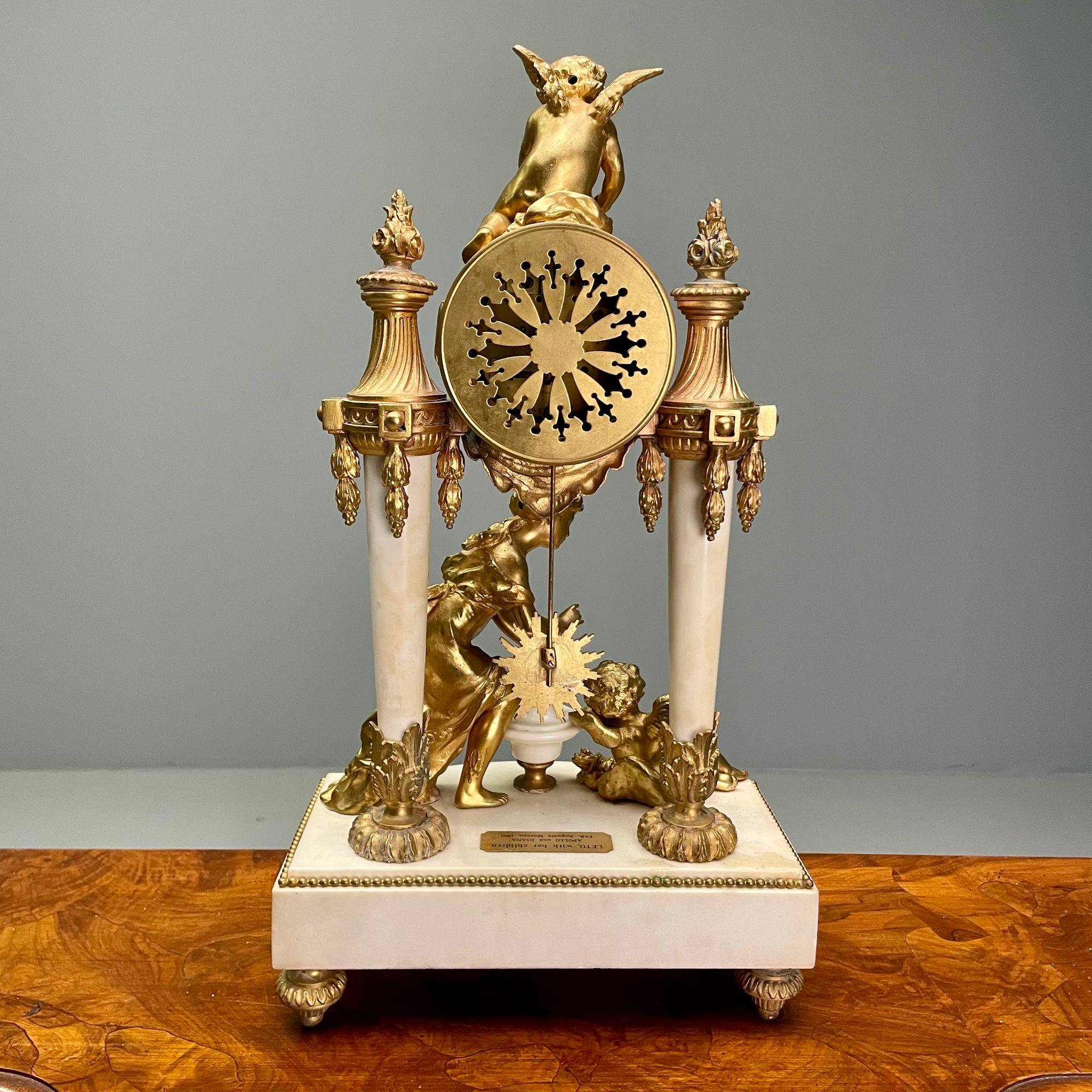 Garniture d'horloge de style Louis XVI, bronze doré et marbre, France, années 1920 en vente 3