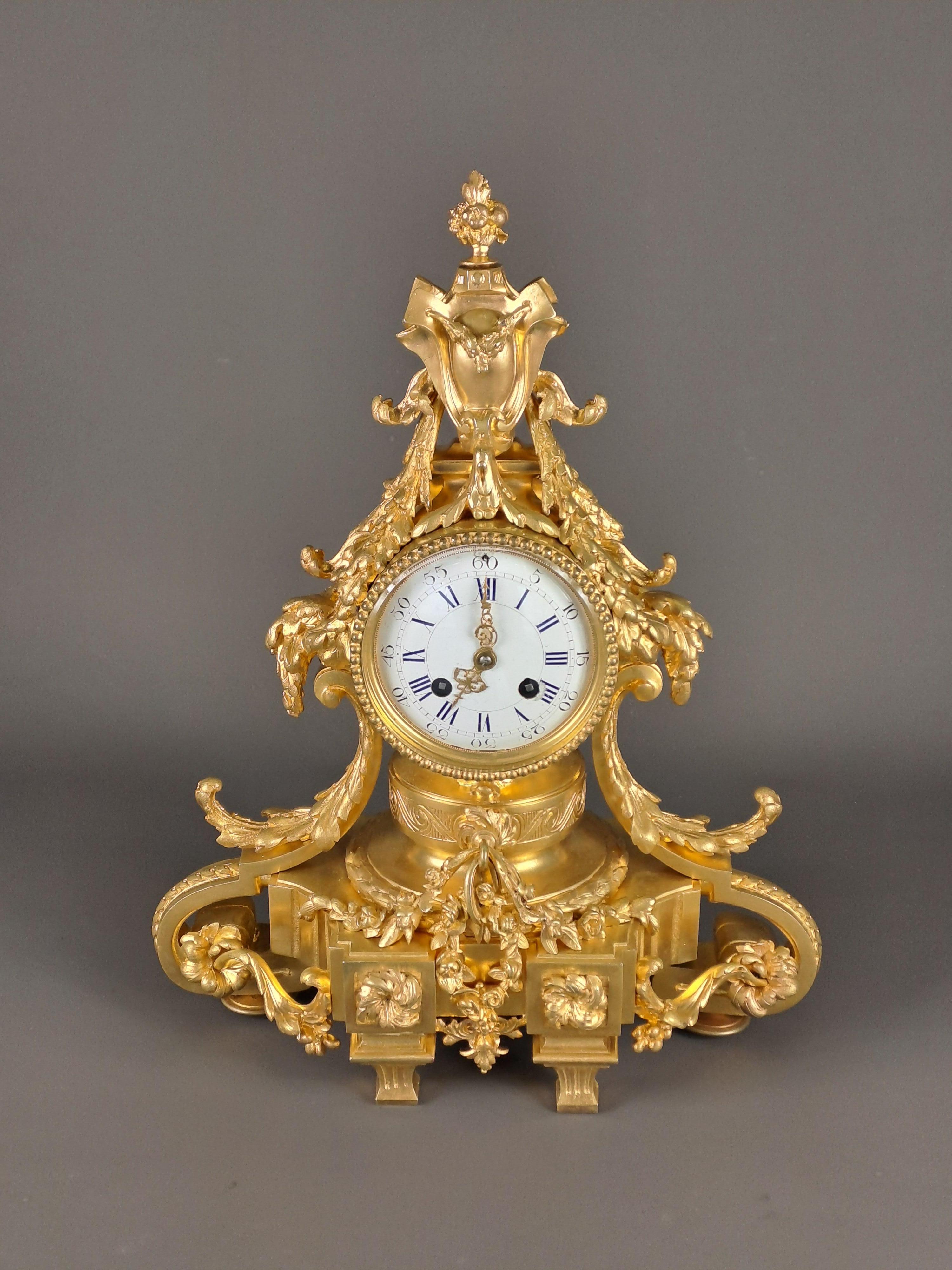 Magnificent Louis XVI clock in finely chiseled gilded bronze with rich decoration of plant garlands and foliage, pinnacle in the shape of a coat of arms.

Superb bronze work, bright gilding in very good condition.

CIRCA 1850

Parisian mecanism,