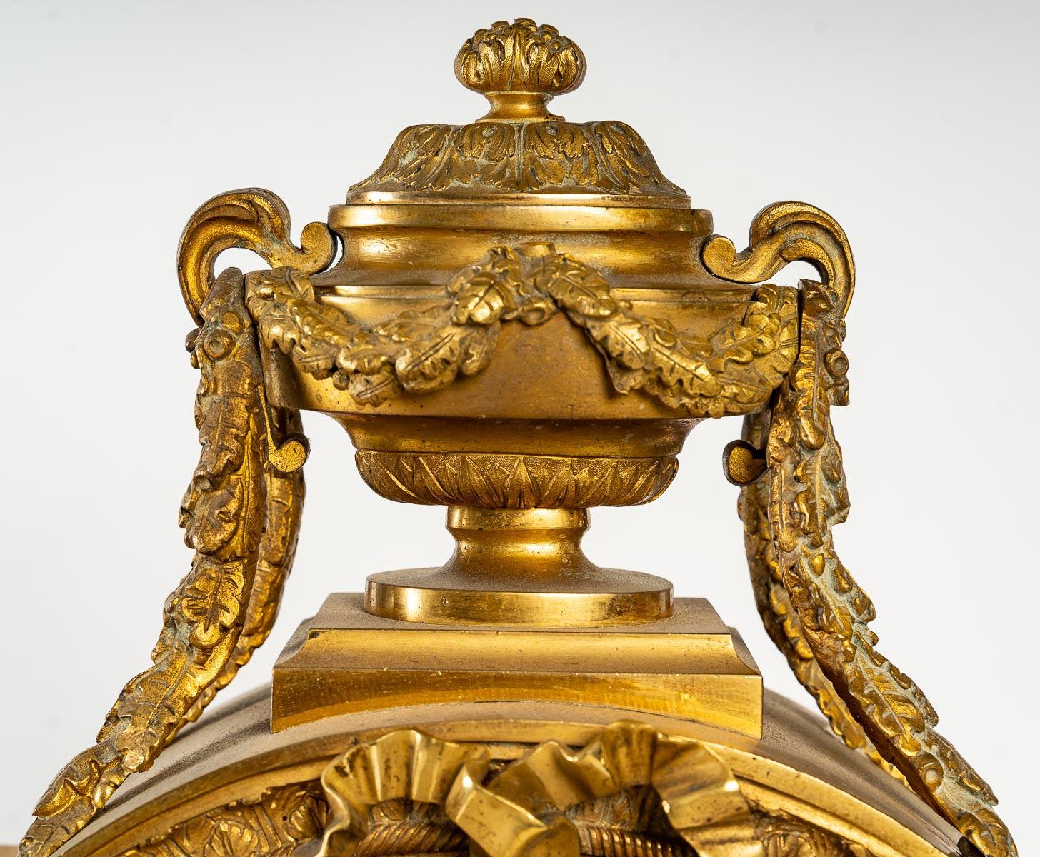 Uhr im Stil Louis XVI aus dem XIX.

Wichtige Uhr des XIX. Jahrhunderts im Stil Louis XVI, aus vergoldeter Bronze und Porzellan.

Abmessungen: H: 59cm, B: 42cm, T: 19cm.