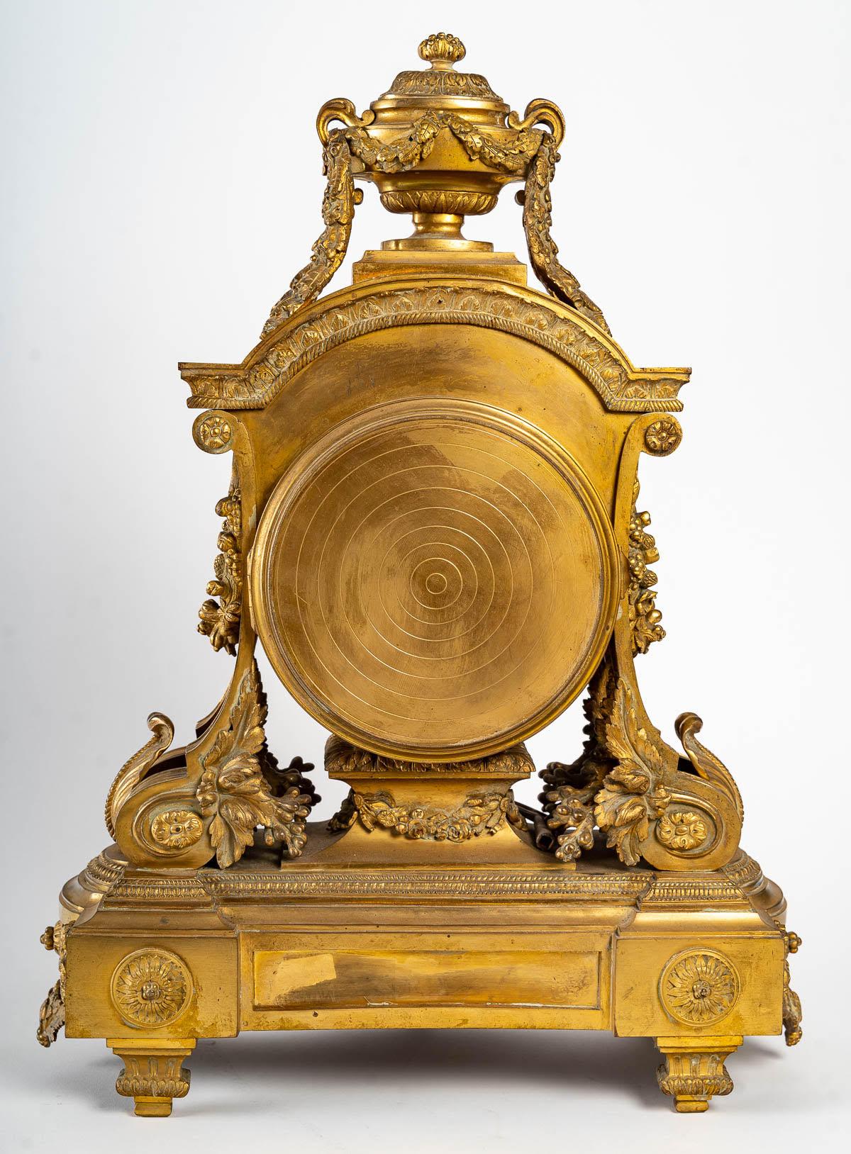 Doré Horloge de style Louis XVI du XIXe siècle en vente