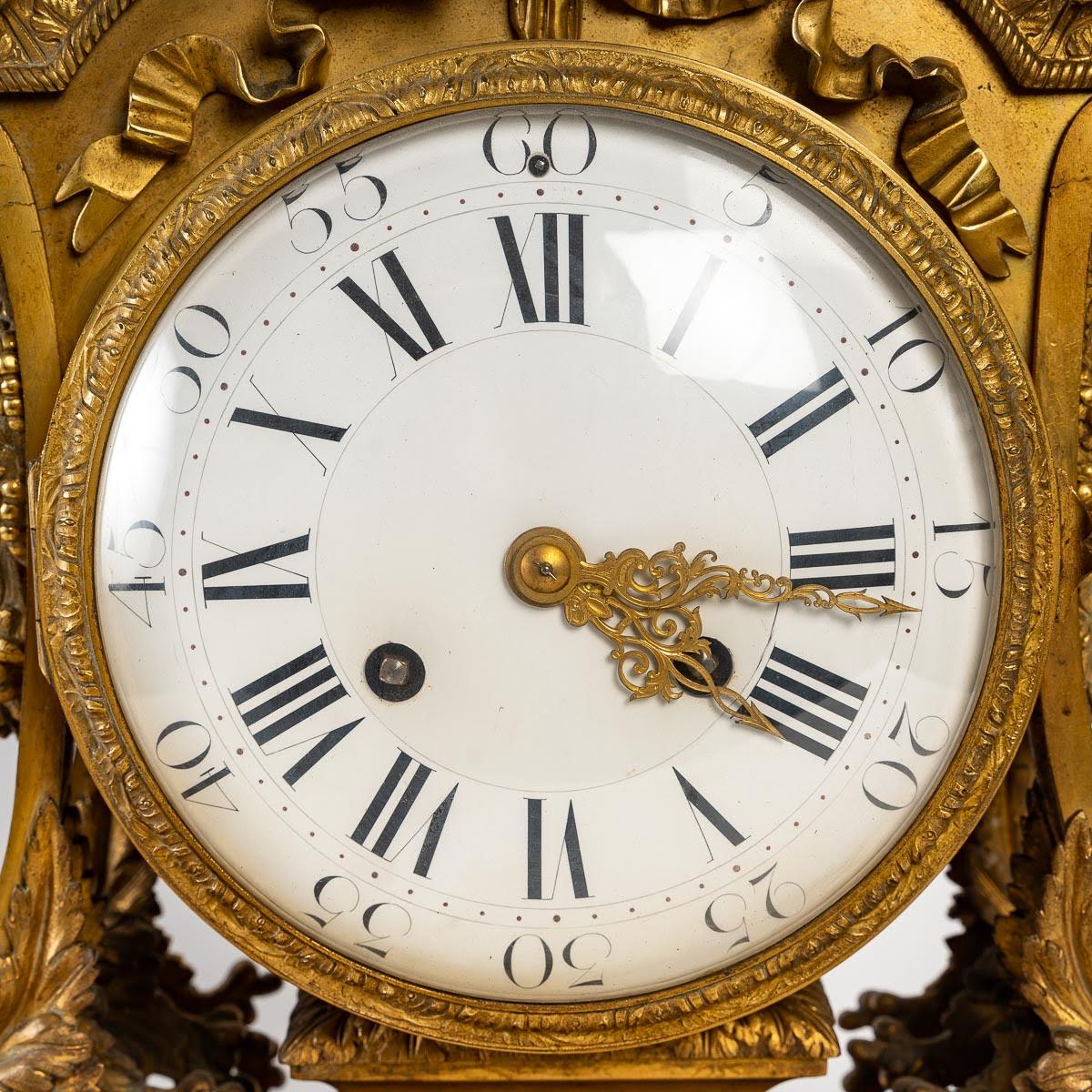 Uhr im Louis-XVI-Stil des XIX. Jahrhunderts (Vergoldet) im Angebot