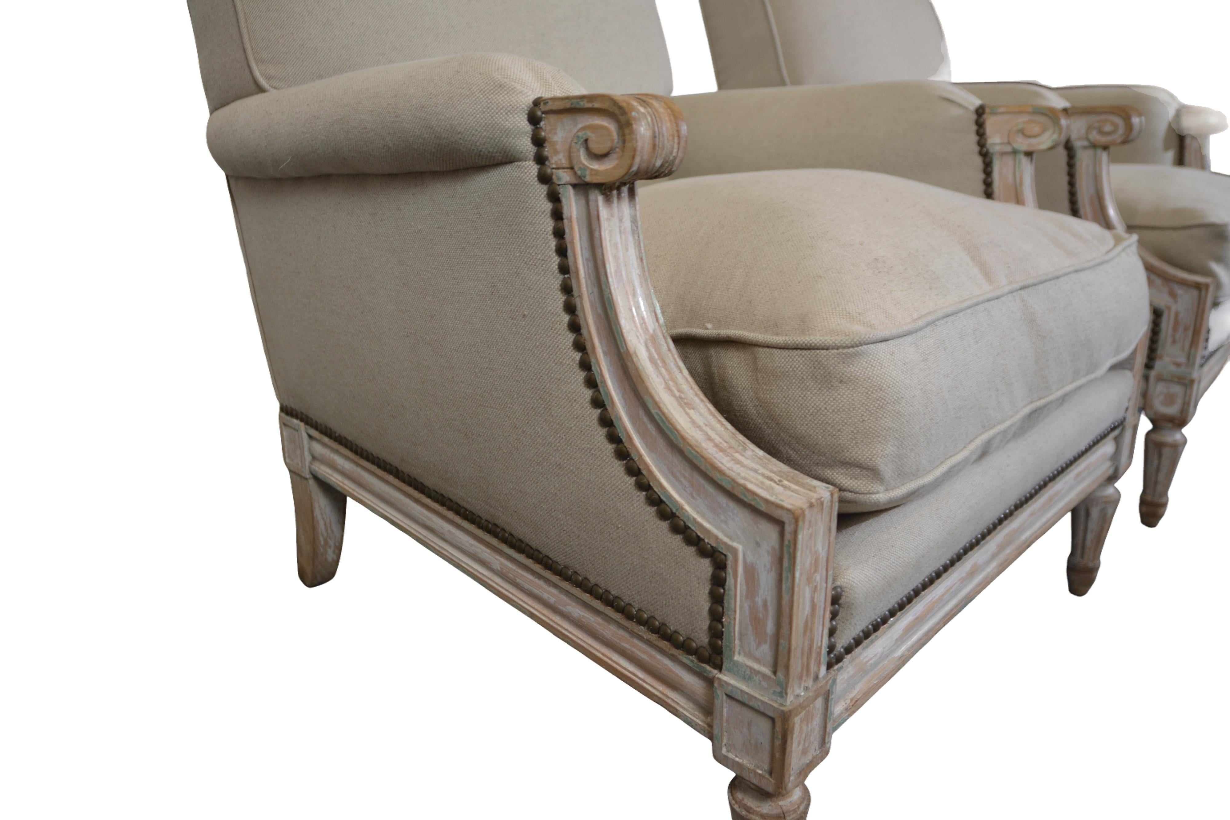 Sillas club francesas de estilo Luis XVI. El marco de madera tiene un acabado natural con pintura blanca original. Recién tapizado con cabezas de clavos. 
