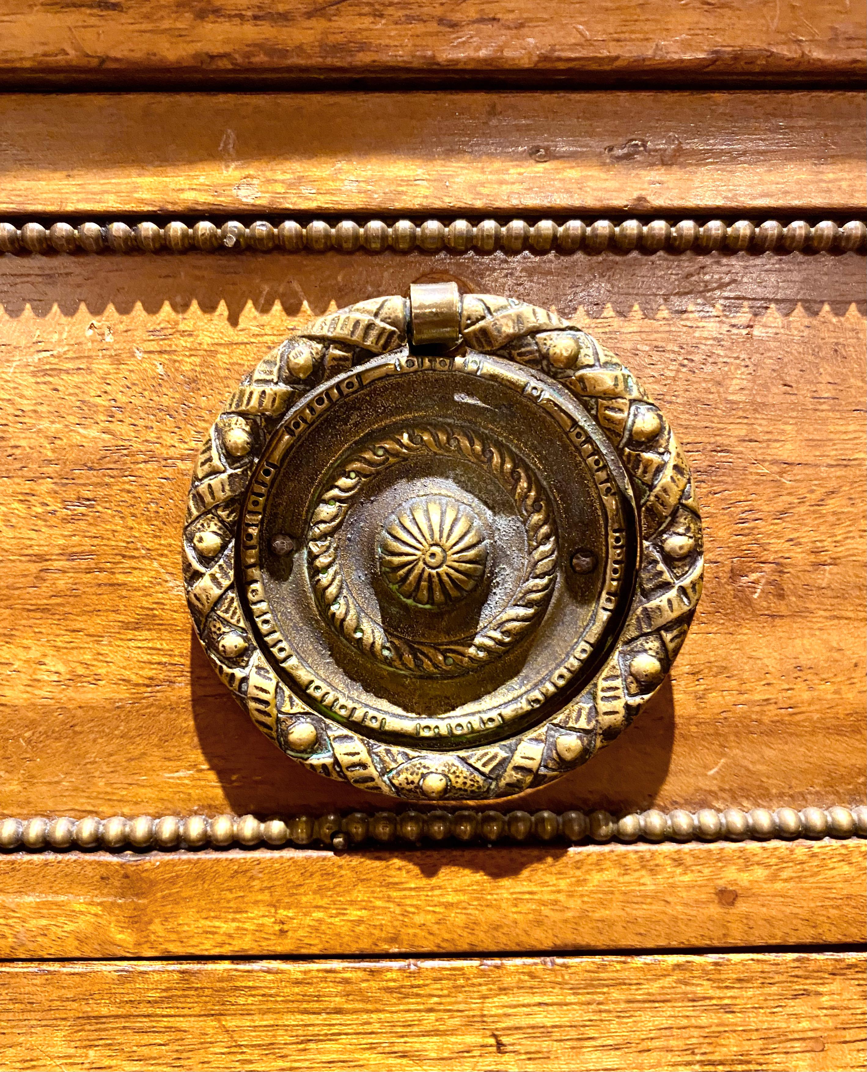 Comò in stile Luigi XVI, piano in marmo con fregio in bronzo, legno color oro pallido in vendita 5