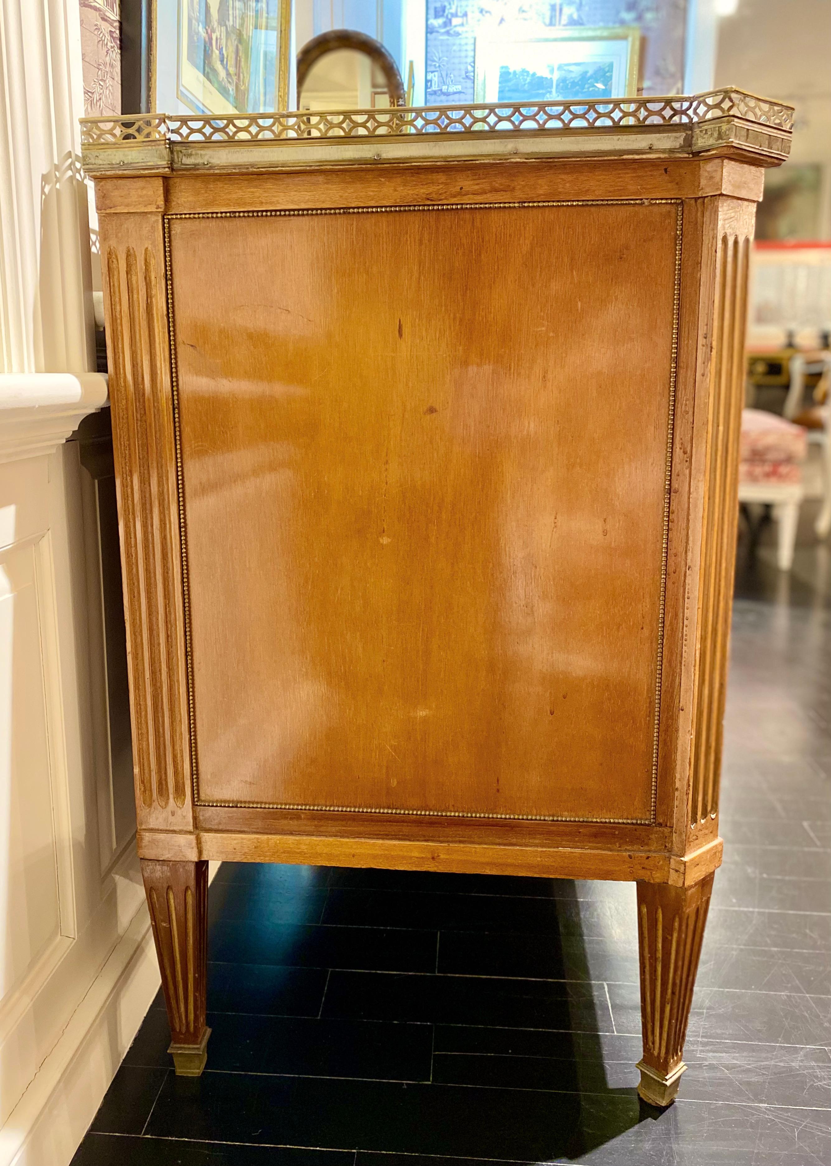 Louis XVI Style Commode Dresser, Marble-Top with Bronze Frieze, Pale Golden Wood In Good Condition For Sale In Montreal, Quebec