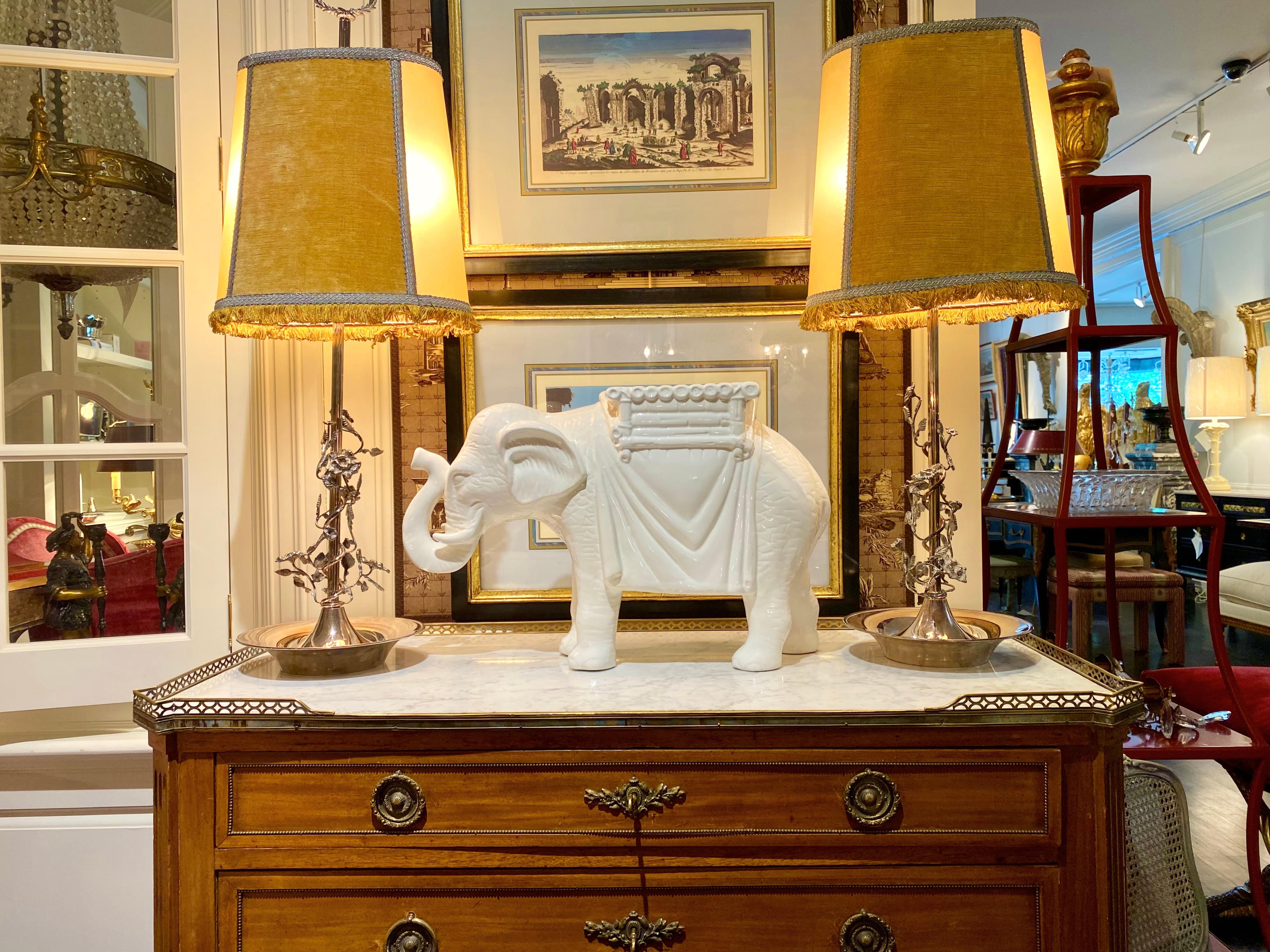 Bronzo Comò in stile Luigi XVI, piano in marmo con fregio in bronzo, legno color oro pallido in vendita