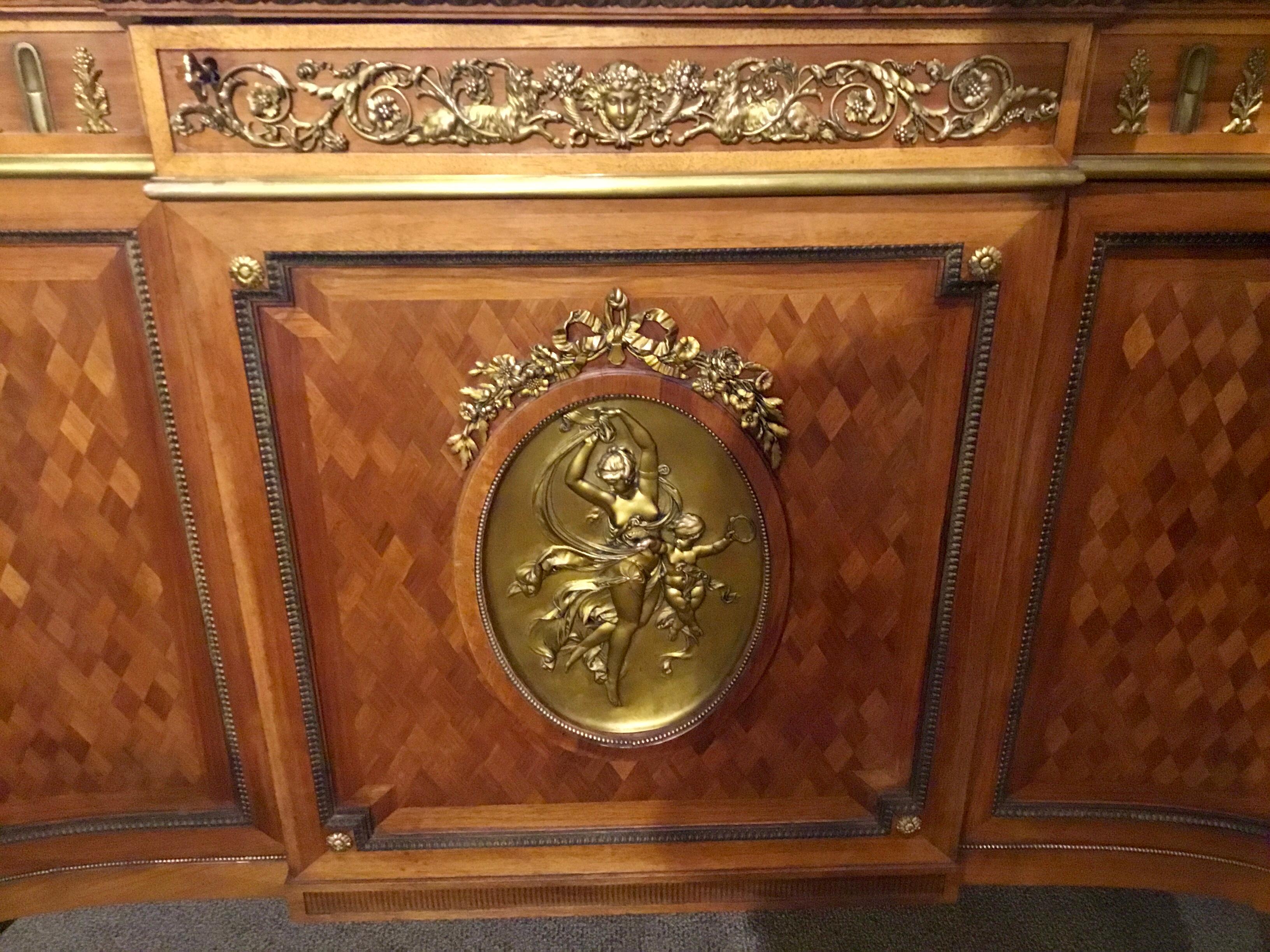 Marqueterie Commode in stile Luigi XVI con intarsi e montature dorate in bronzo in vendita