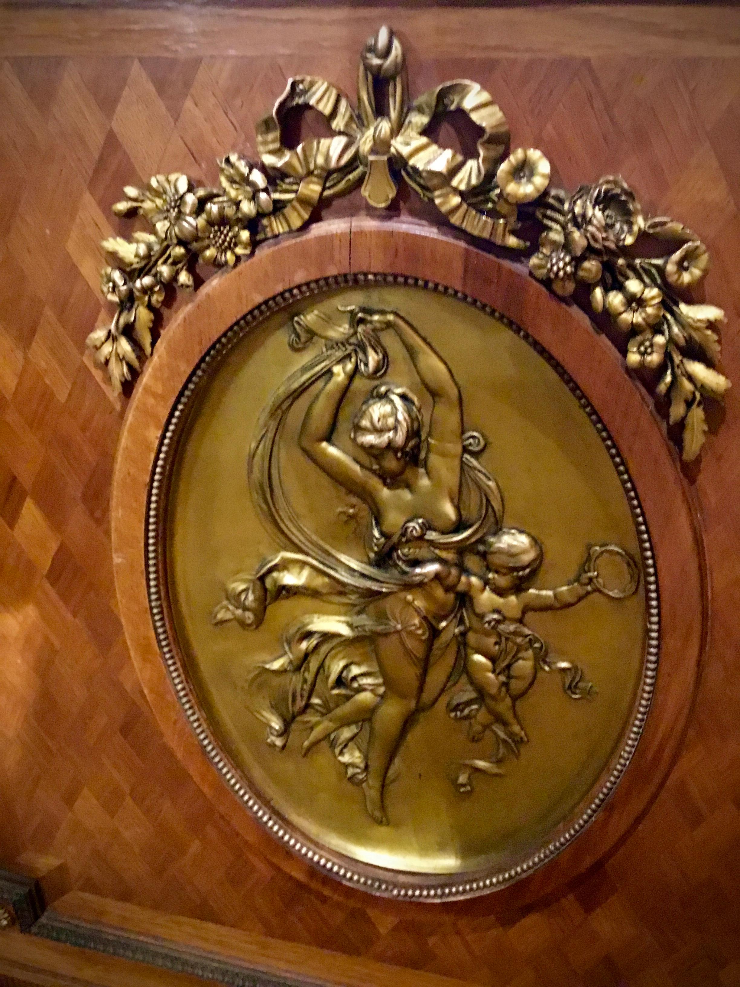 Commode in stile Luigi XVI con intarsi e montature dorate in bronzo In condizioni ottime in vendita a Houston, TX