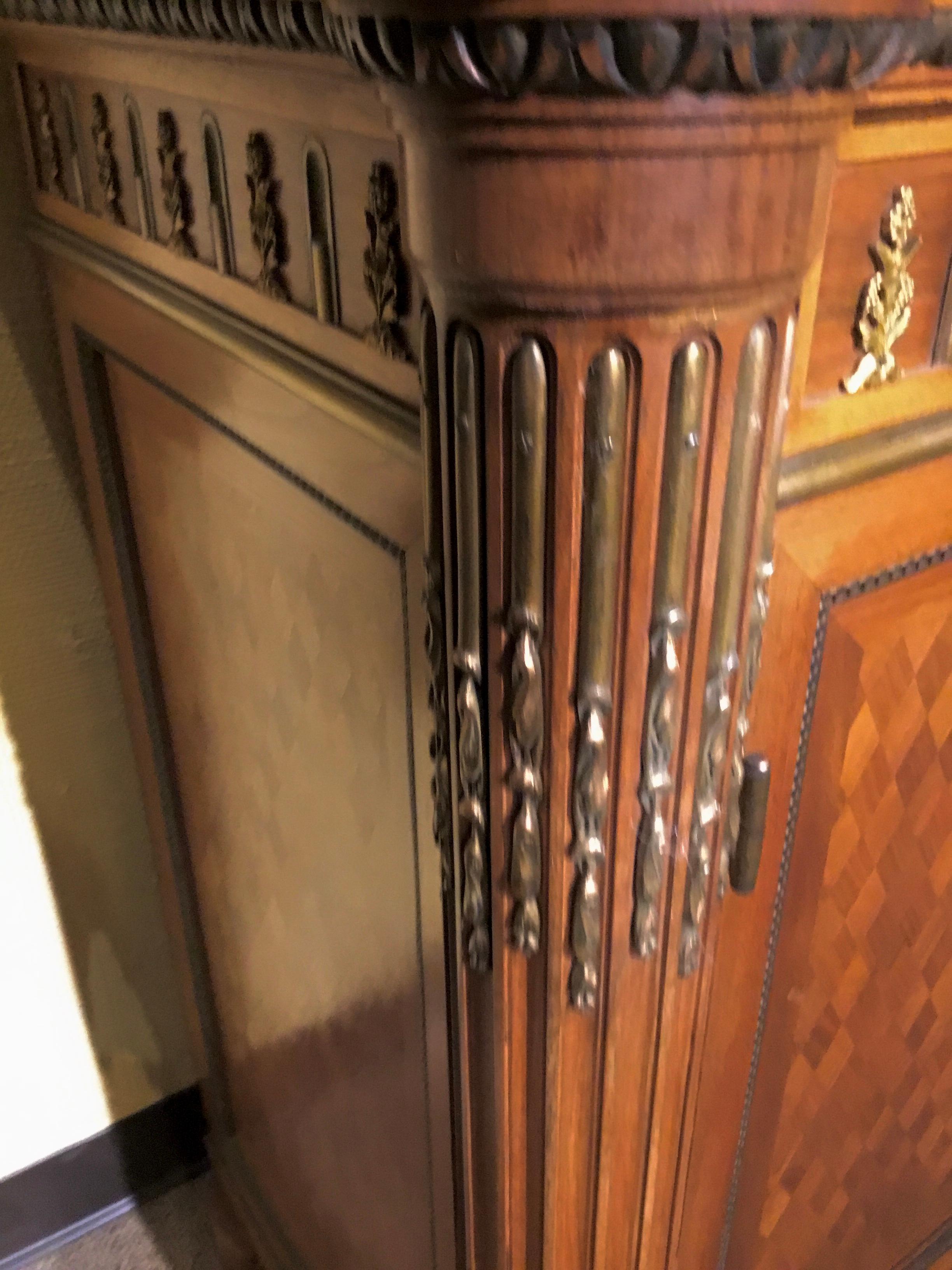 XIX secolo Commode in stile Luigi XVI con intarsi e montature dorate in bronzo in vendita