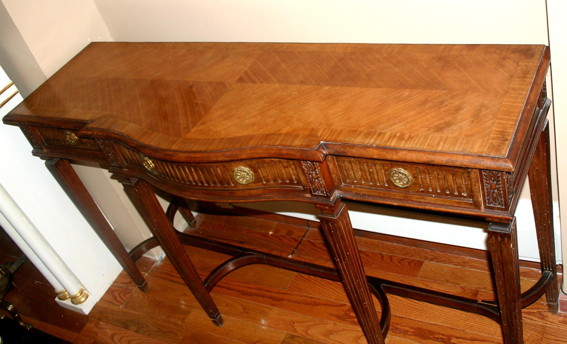 Table console de style Louis XVI, circa 1900.

Mesures :
Longueur : 63