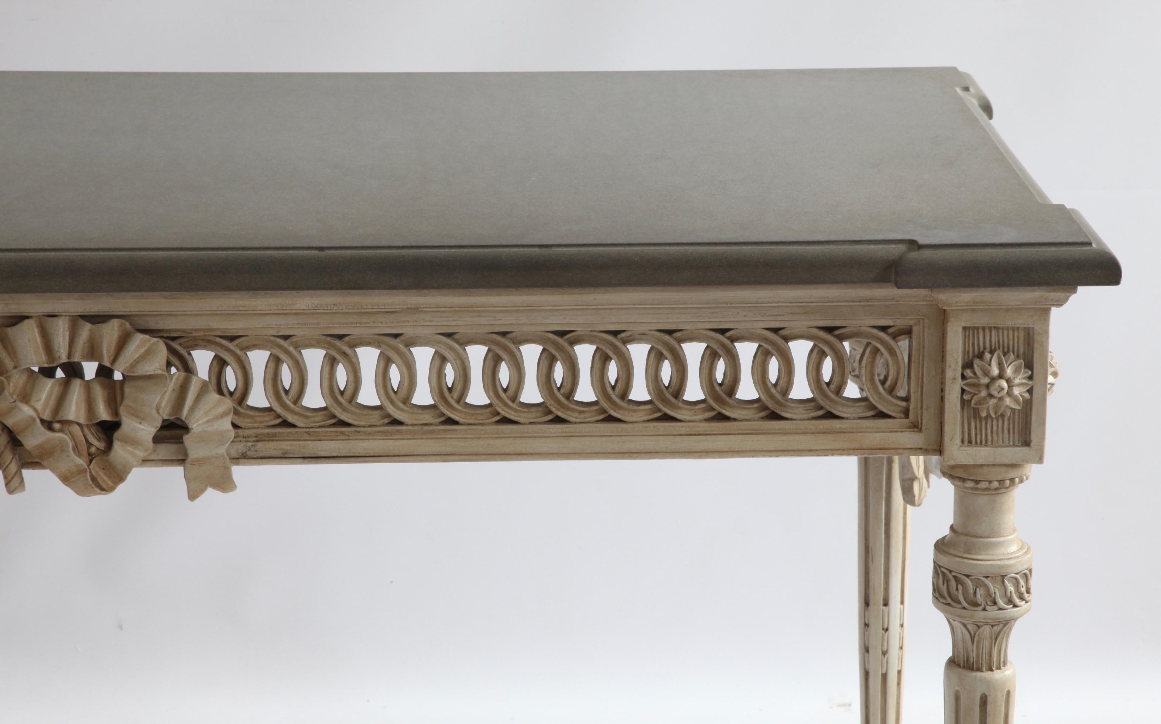Konsolentisch im Louis-XVI.-Stil, handgeschnitzt aus Holz und lackiert in französischem Grau 3