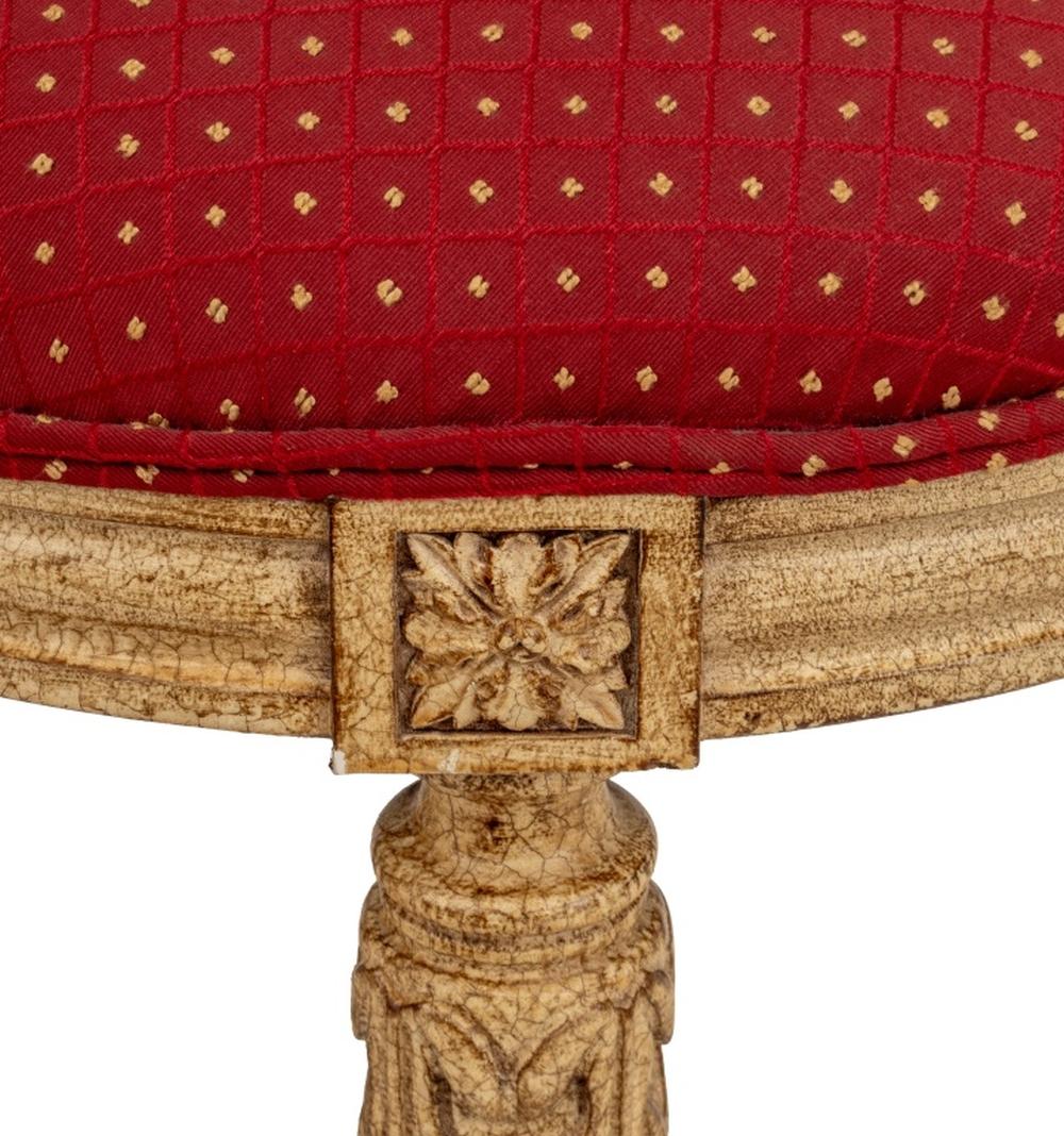 Européen Paire de tabourets de style Louis XVI peints en crème en vente