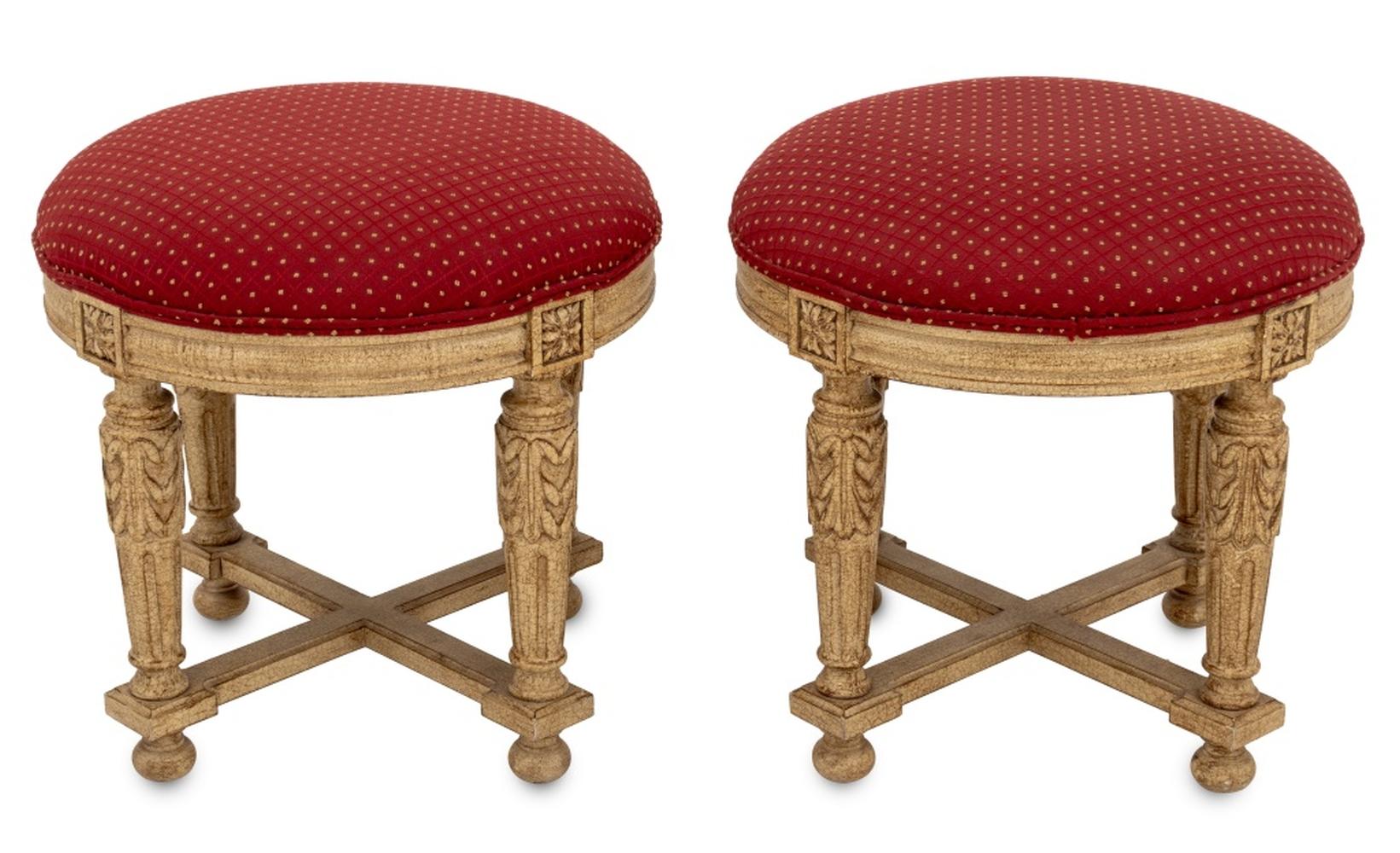 Sculpté Paire de tabourets de style Louis XVI peints en crème en vente