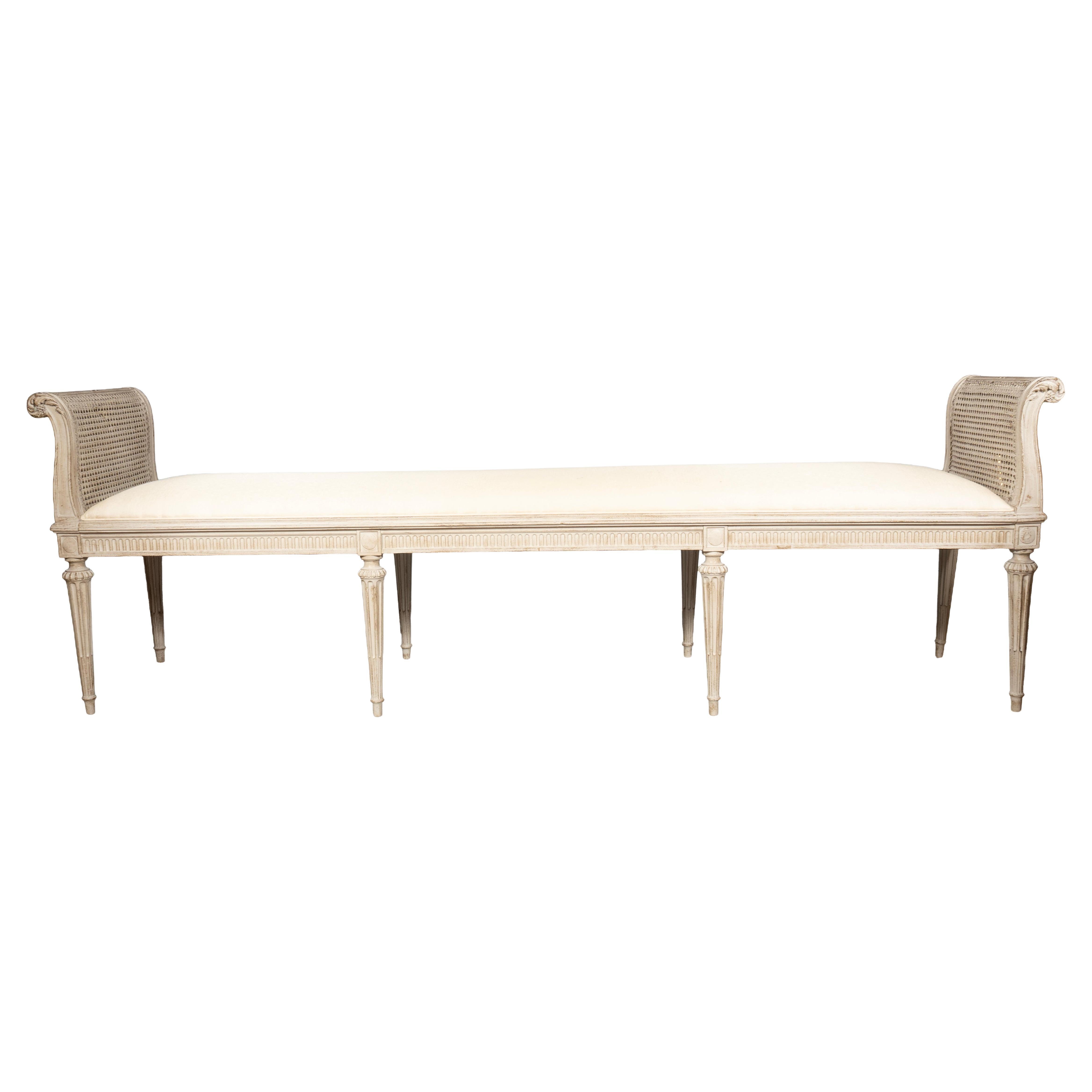 Cremefarbene Bank im Louis XVI-Stil (Louis XVI.) im Angebot