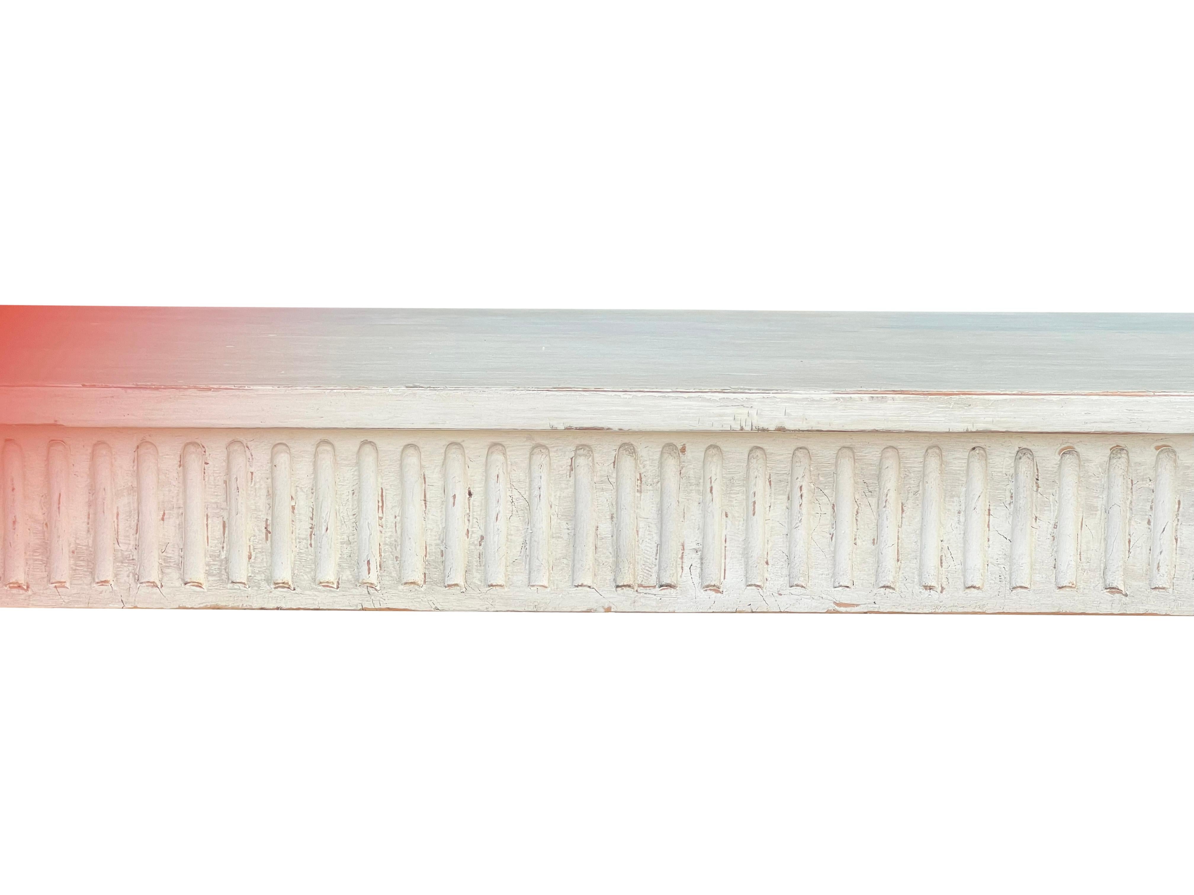 Table peinte en crème de style Louis XVI par Don Ruseau en vente 3