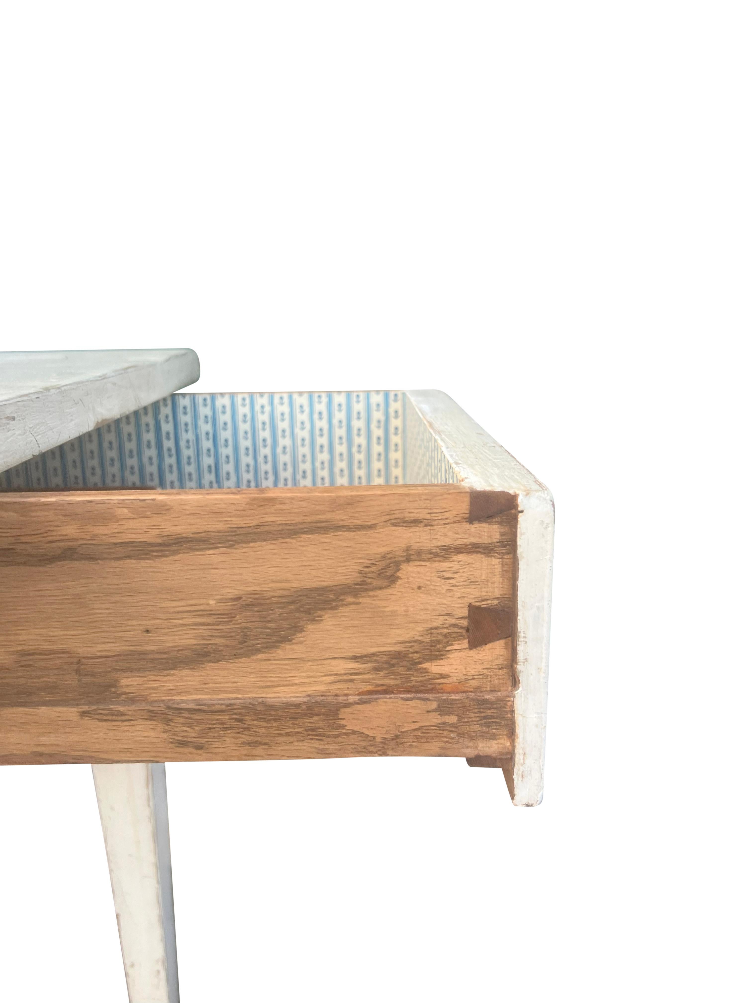 Table peinte en crème de style Louis XVI par Don Ruseau en vente 4