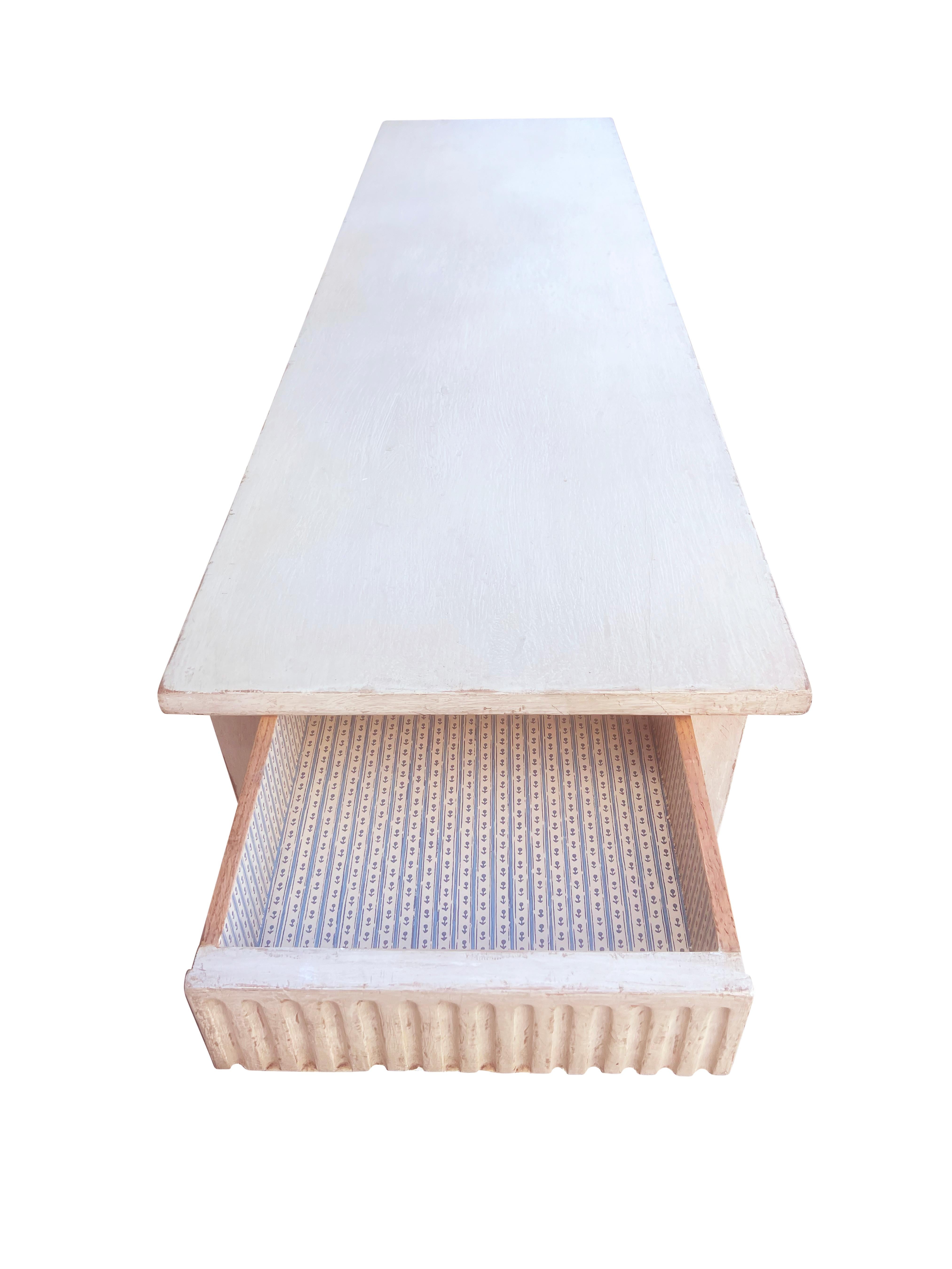 Table peinte en crème de style Louis XVI par Don Ruseau en vente 6