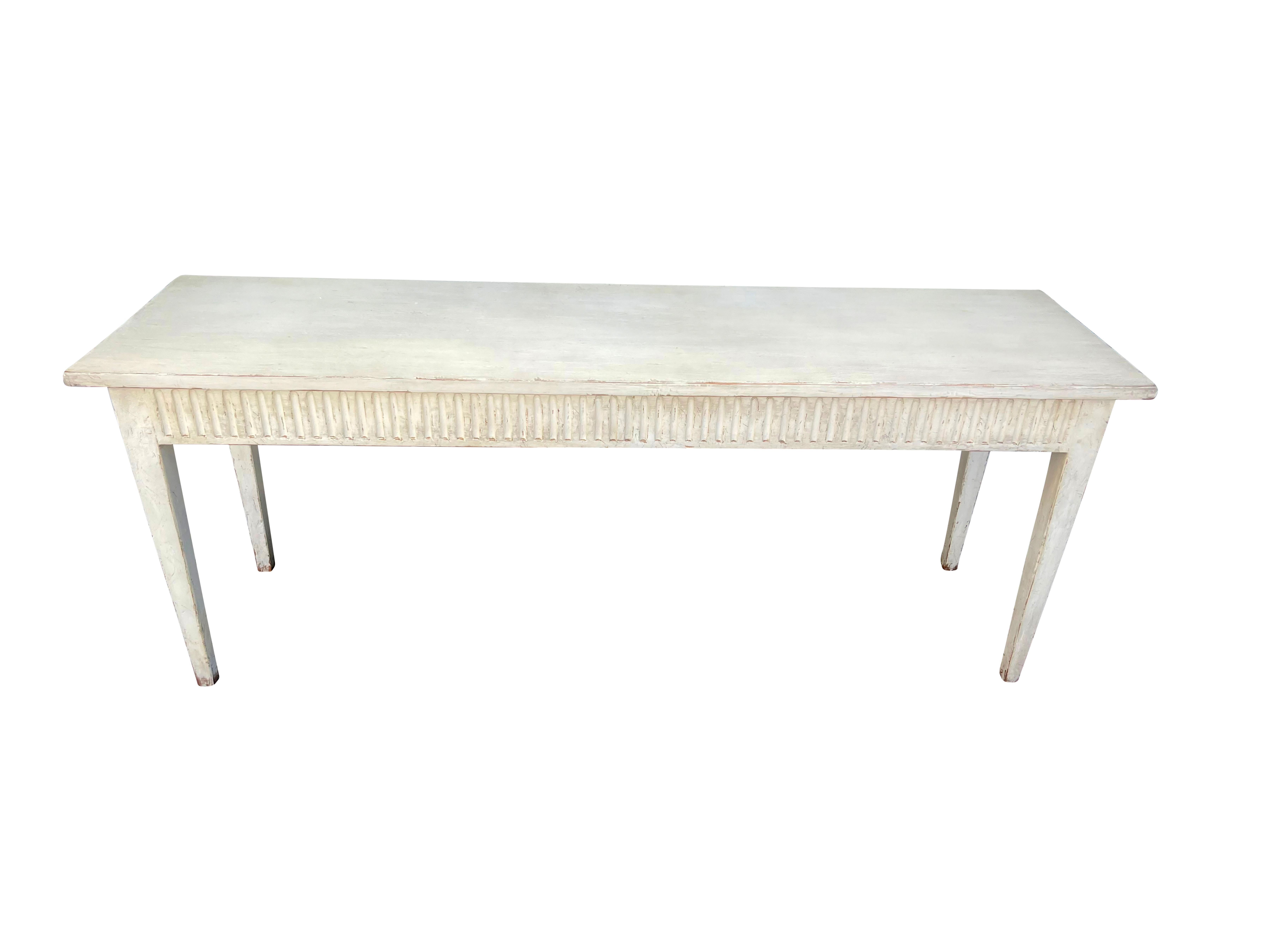 Plateau rectangulaire avec tablier cannelé et tiroirs à chaque extrémité. Monté sur des pieds carrés effilés. Signé Don Ruseau Inc, New York City.