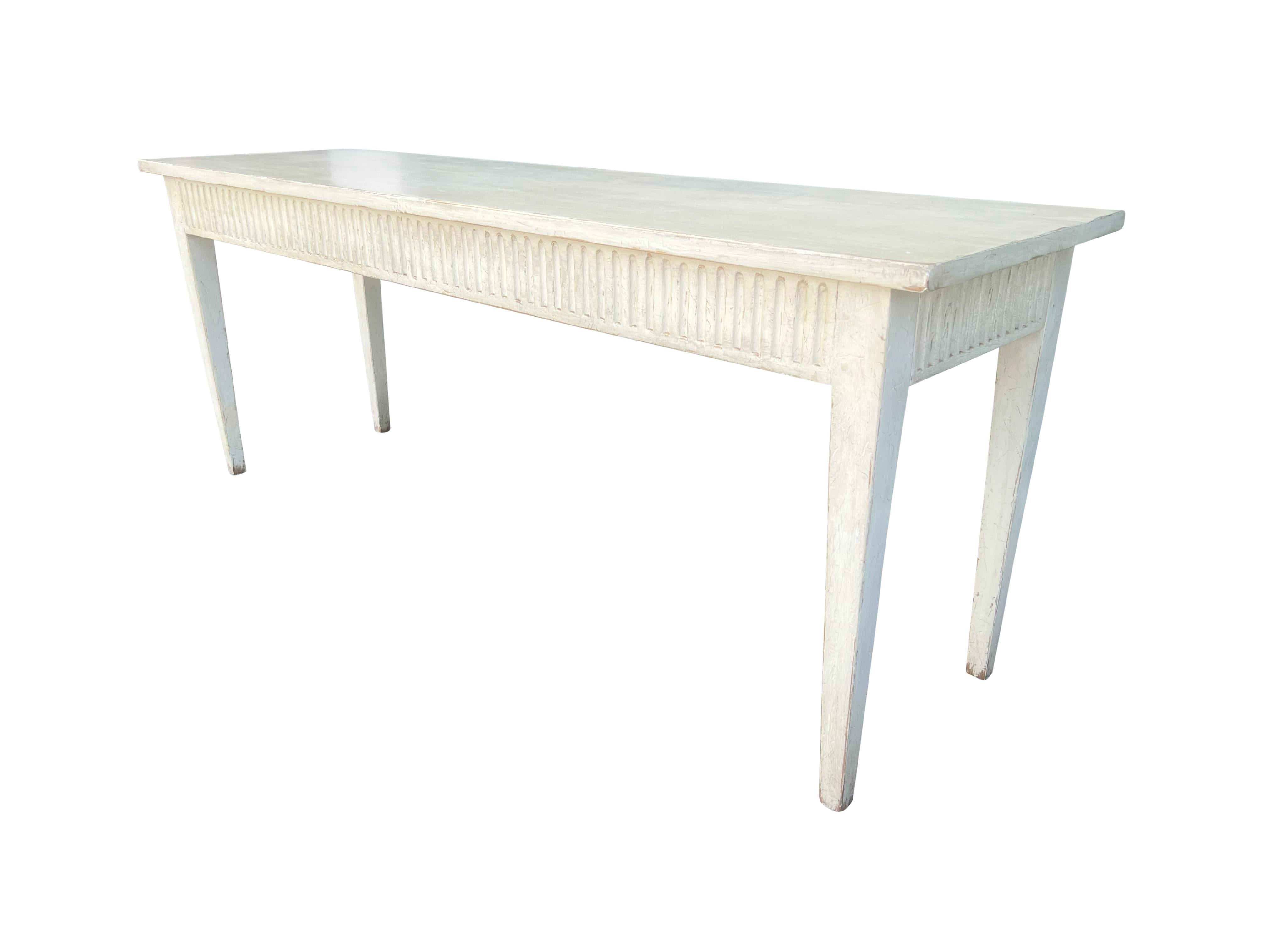 Peint Table peinte en crème de style Louis XVI par Don Ruseau en vente