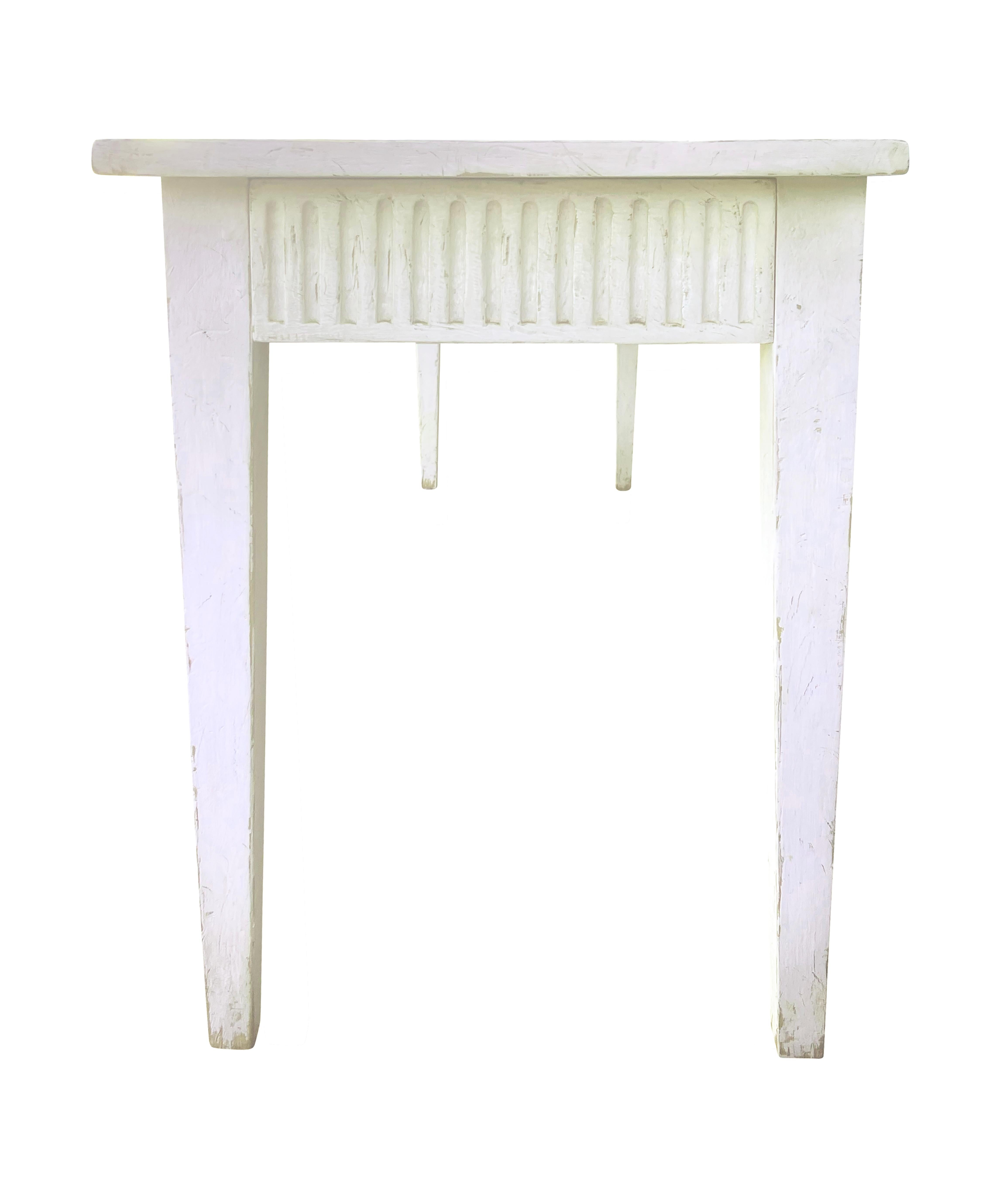 Table peinte en crème de style Louis XVI par Don Ruseau Bon état - En vente à Essex, MA