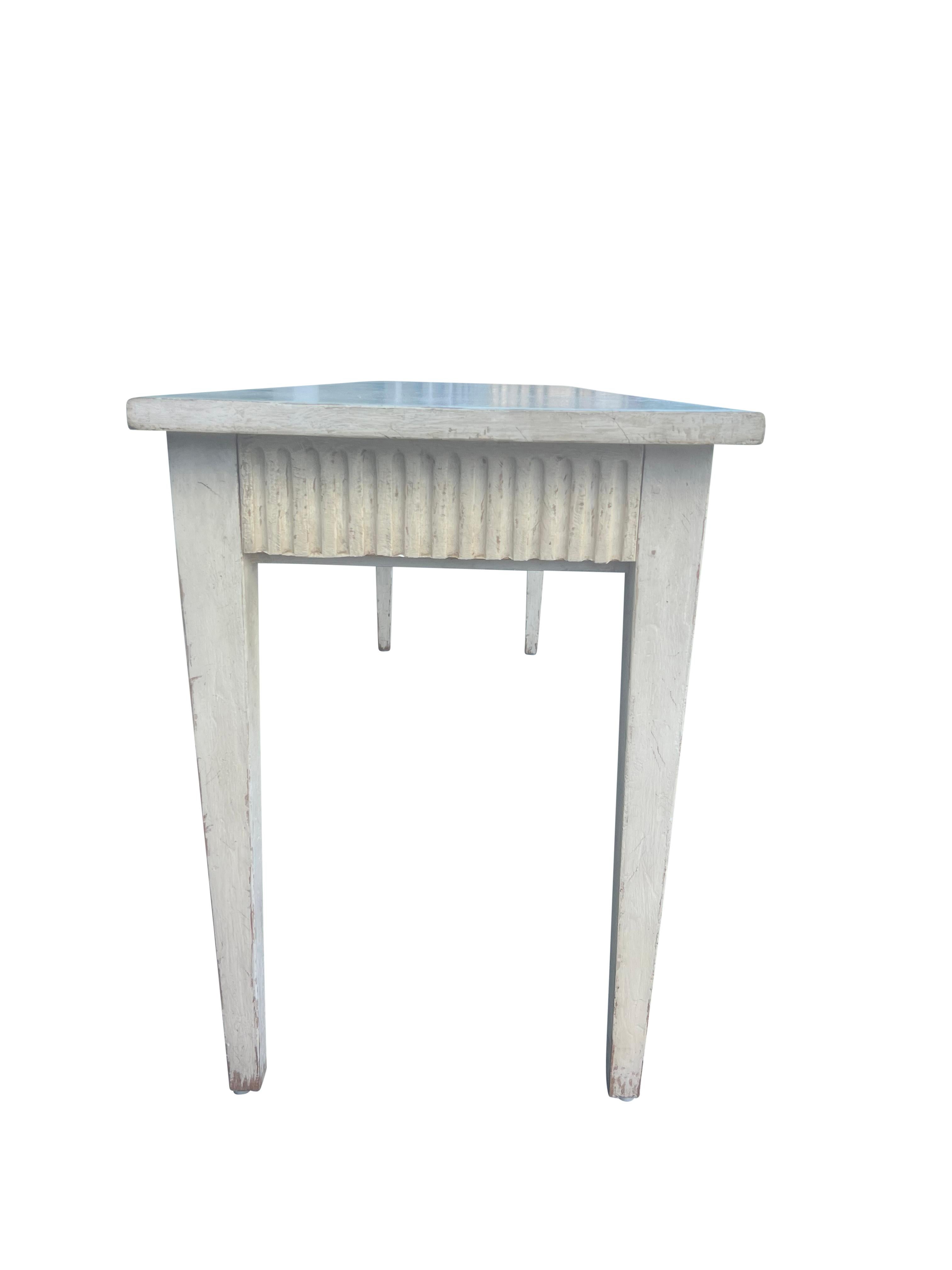 Chêne Table peinte en crème de style Louis XVI par Don Ruseau en vente