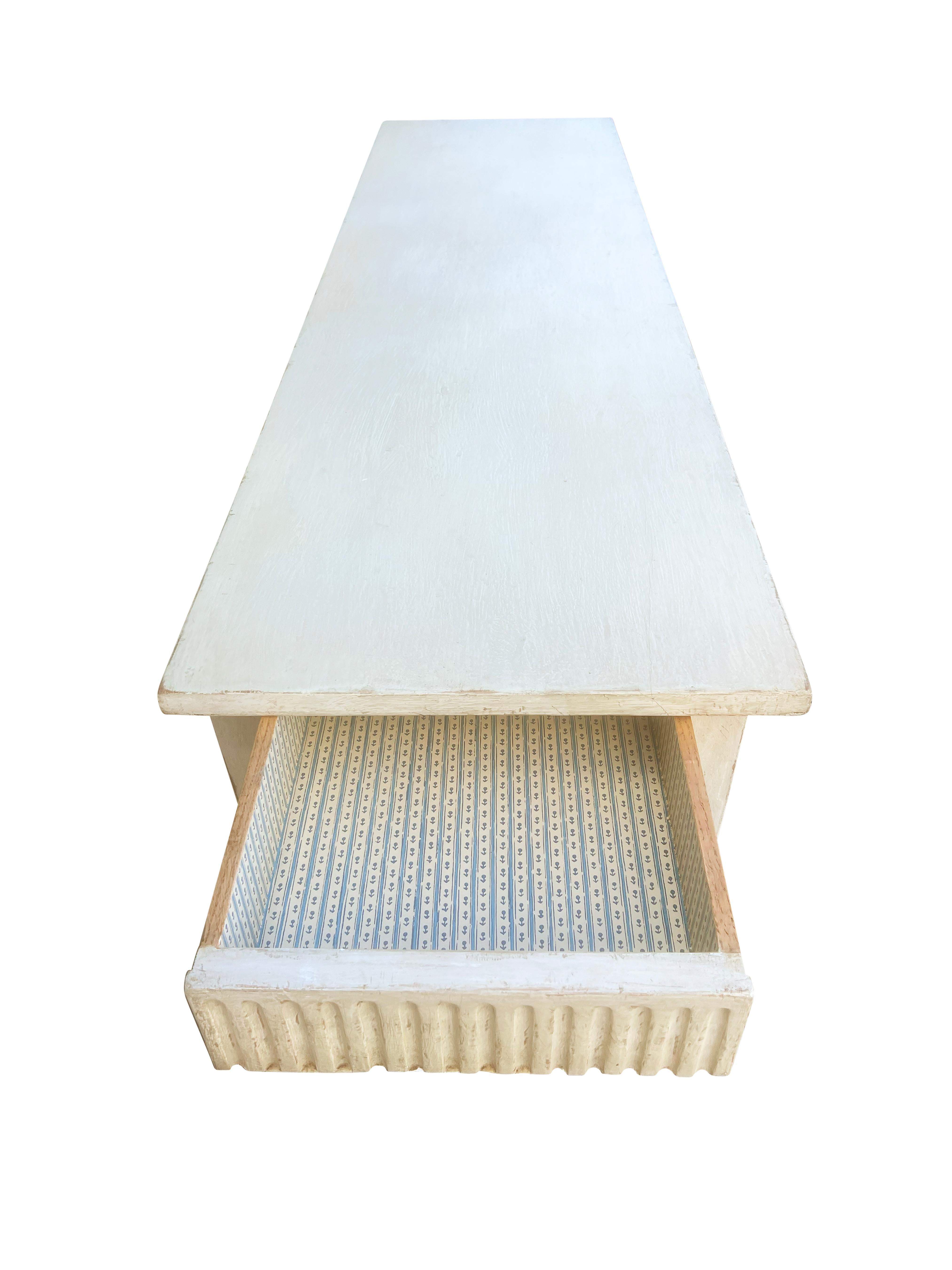 Table peinte en crème de style Louis XVI par Don Ruseau en vente 1