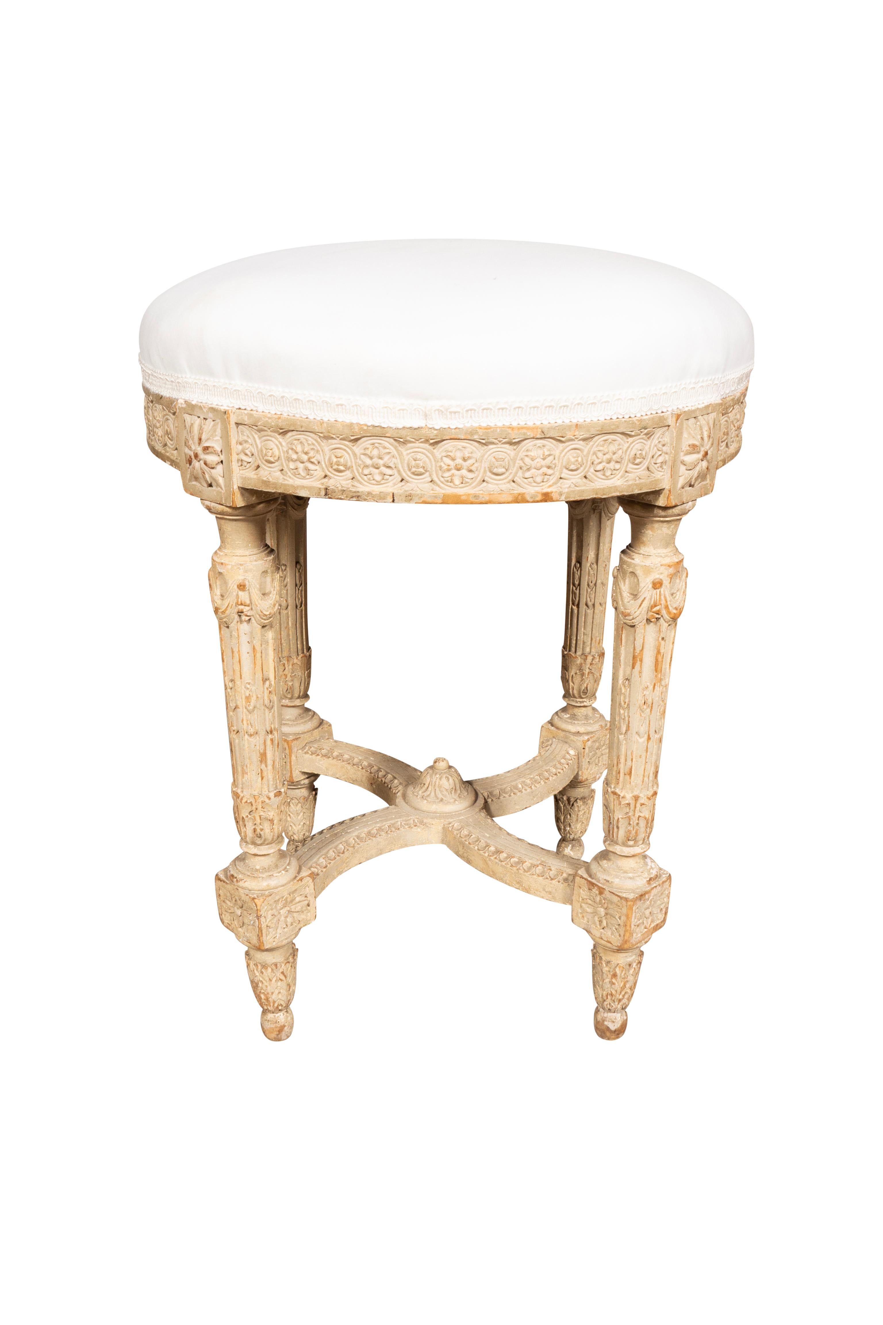 Louis XVI Style Creme Painted Tabouret In Good Condition For Sale In Essex, MA