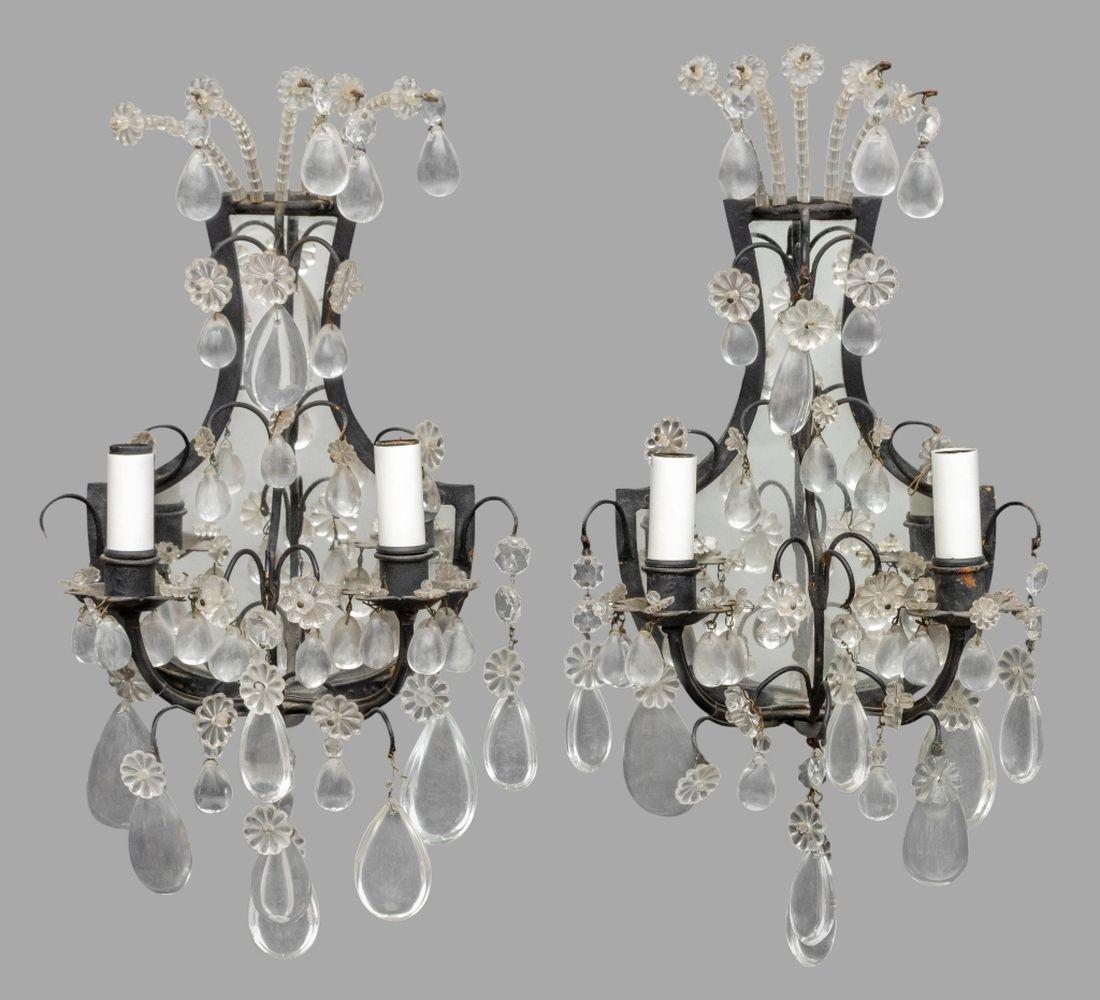 Zwei Wandleuchten im Louis XVI-Stil aus patiniertem Metall mit geschliffenem Kristall, mit verspiegelter Rückwand in Form einer Urne und Prismen und Blumen aus geschliffenem Kristall. 15,5