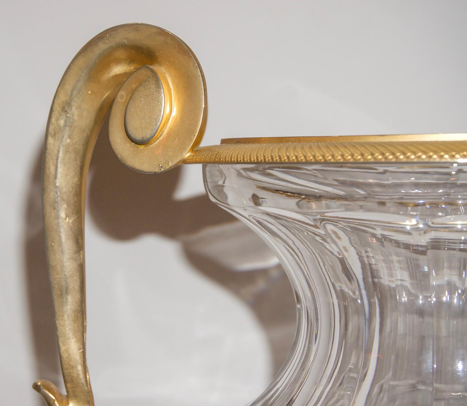 Cristal Vase de style Louis XVI en cristal et bronze par Martin Benito  en vente