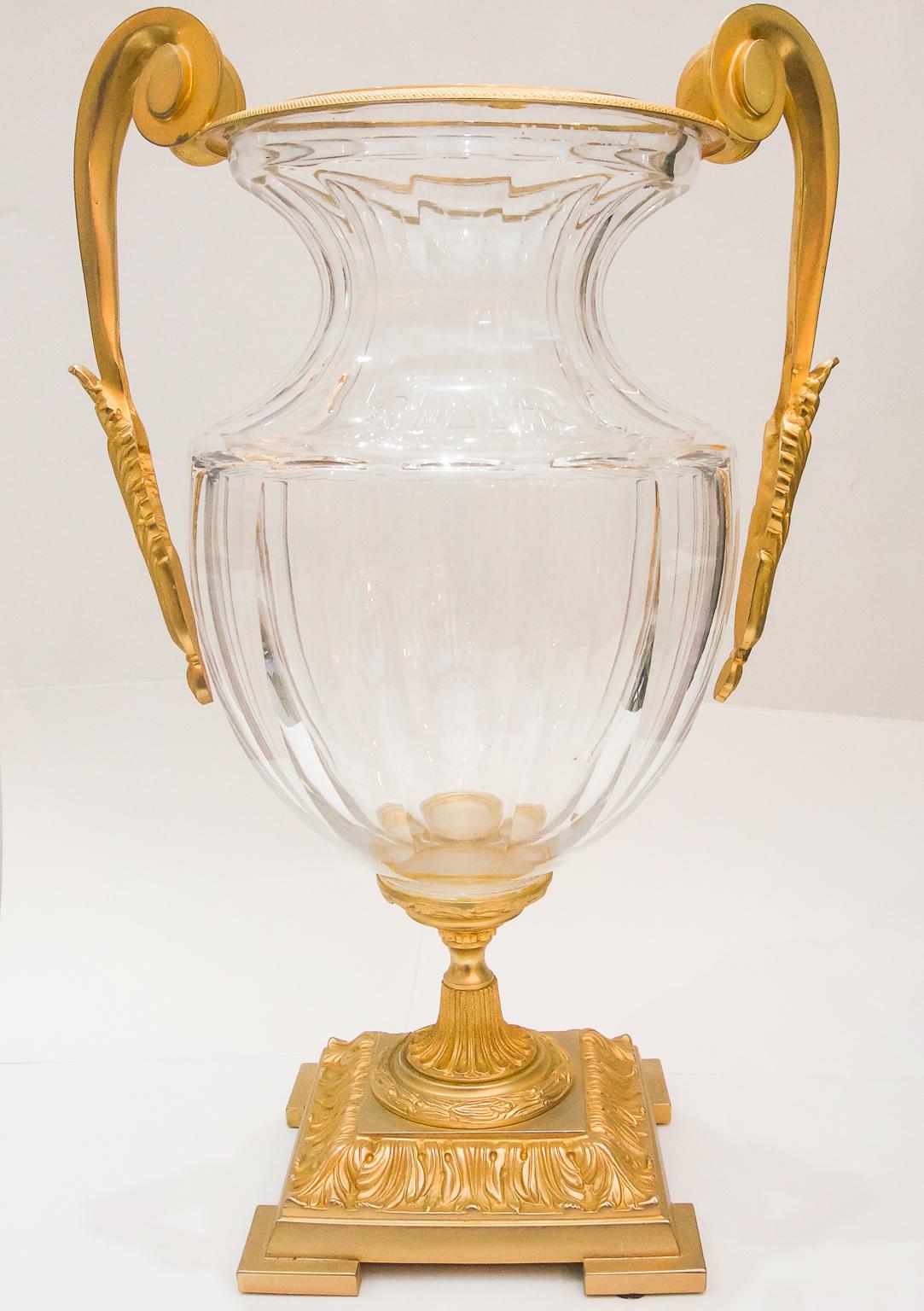Cet élégant vase de style Louis XVI en cristal et bronze de Frnech date des années 1960 et a été créé par Martin Benito pour Cristal Freres.

Note : Signature gravée à l'acide Martin Benito, Cristal Freres et Made in France (voir photos 3, 4 et 5).