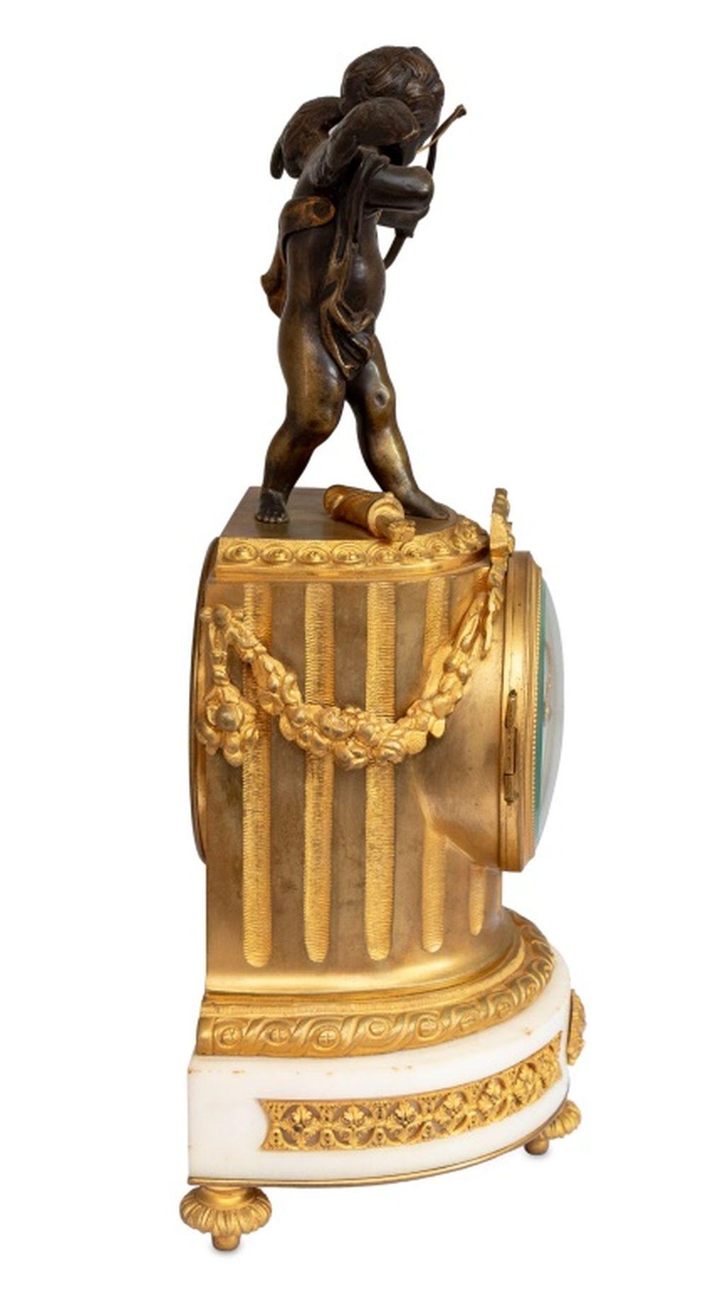 Français Horloge Cupidon en bronze patiné de style Louis XVI en vente