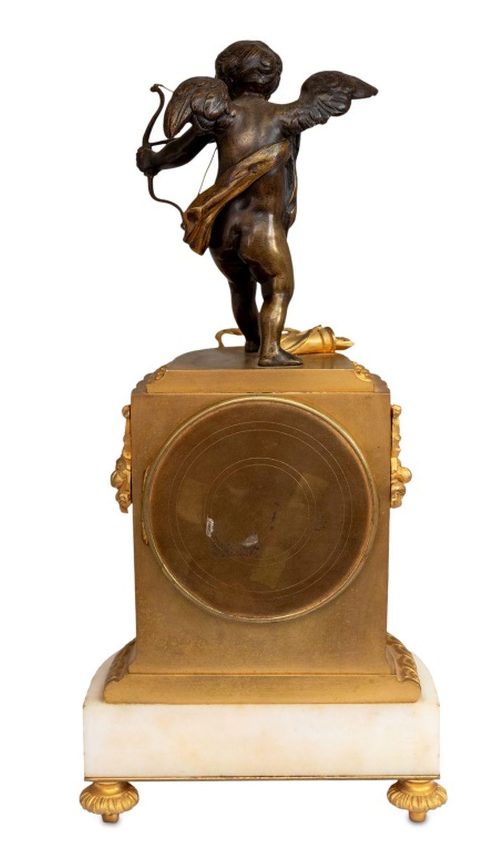 Doré Horloge Cupidon en bronze patiné de style Louis XVI en vente